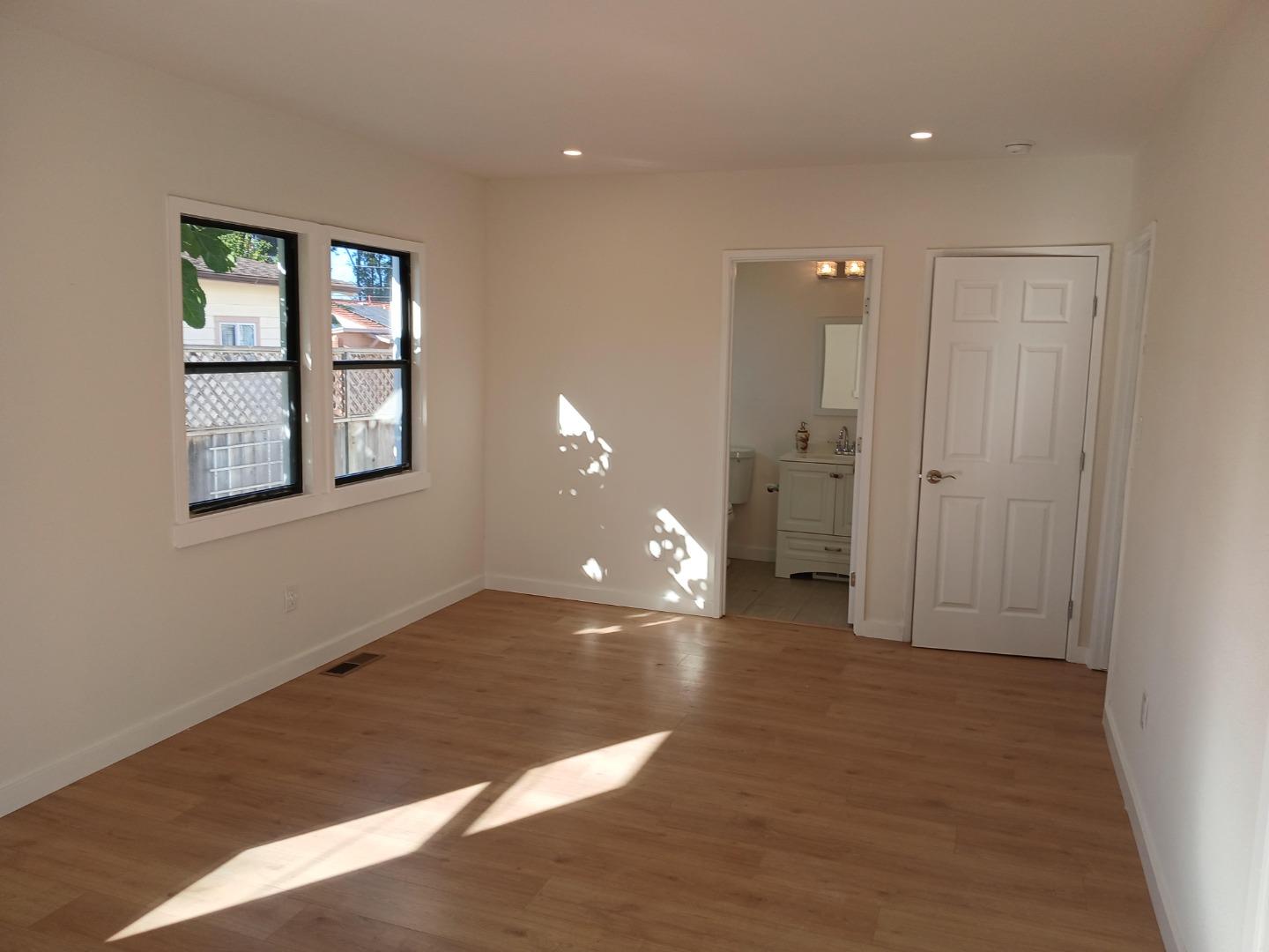 Detail Gallery Image 9 of 16 For 127 Maitland Dr, Alameda,  CA 94502 - 4 Beds | 4 Baths