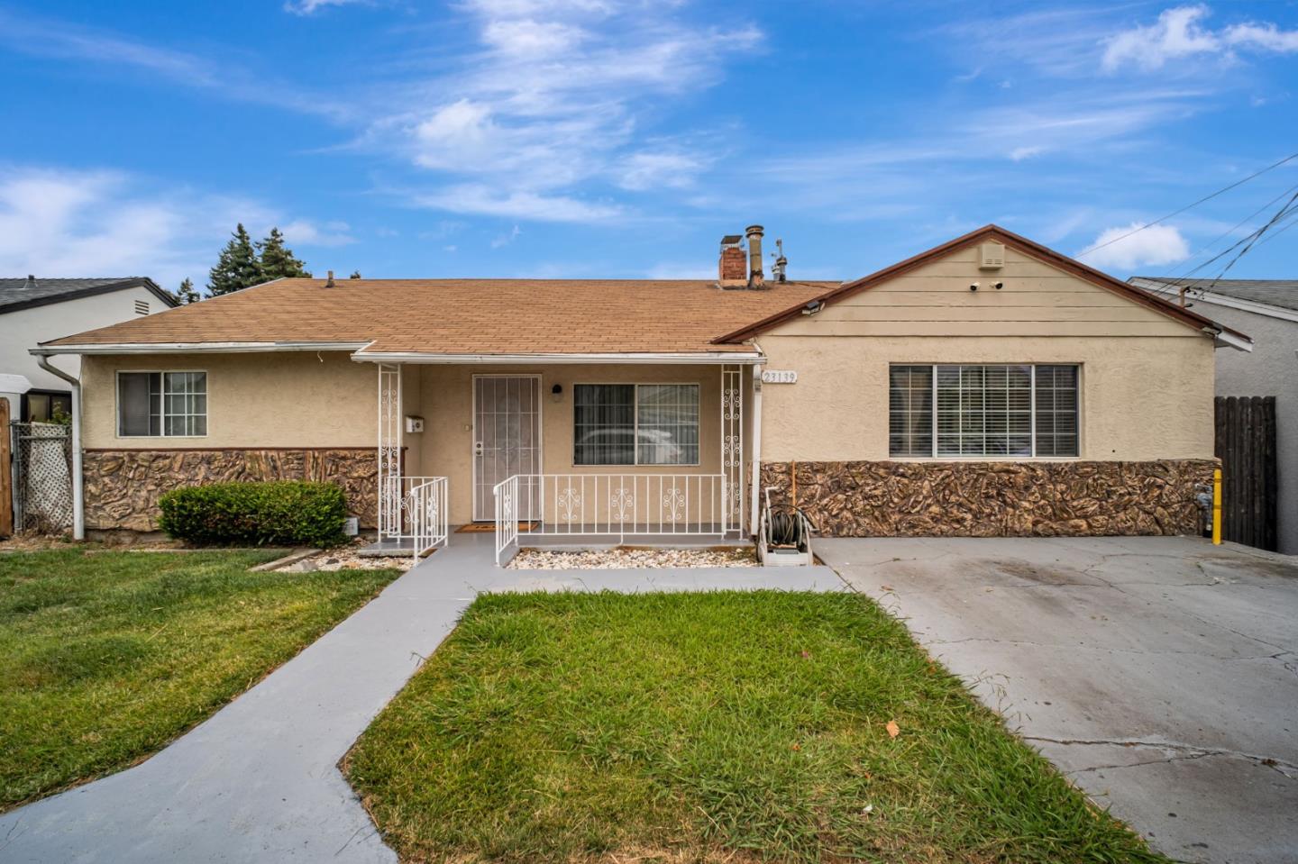 Detail Gallery Image 1 of 34 For 23139 Nevada Rd, Hayward,  CA 94541 - 3 Beds | 2 Baths