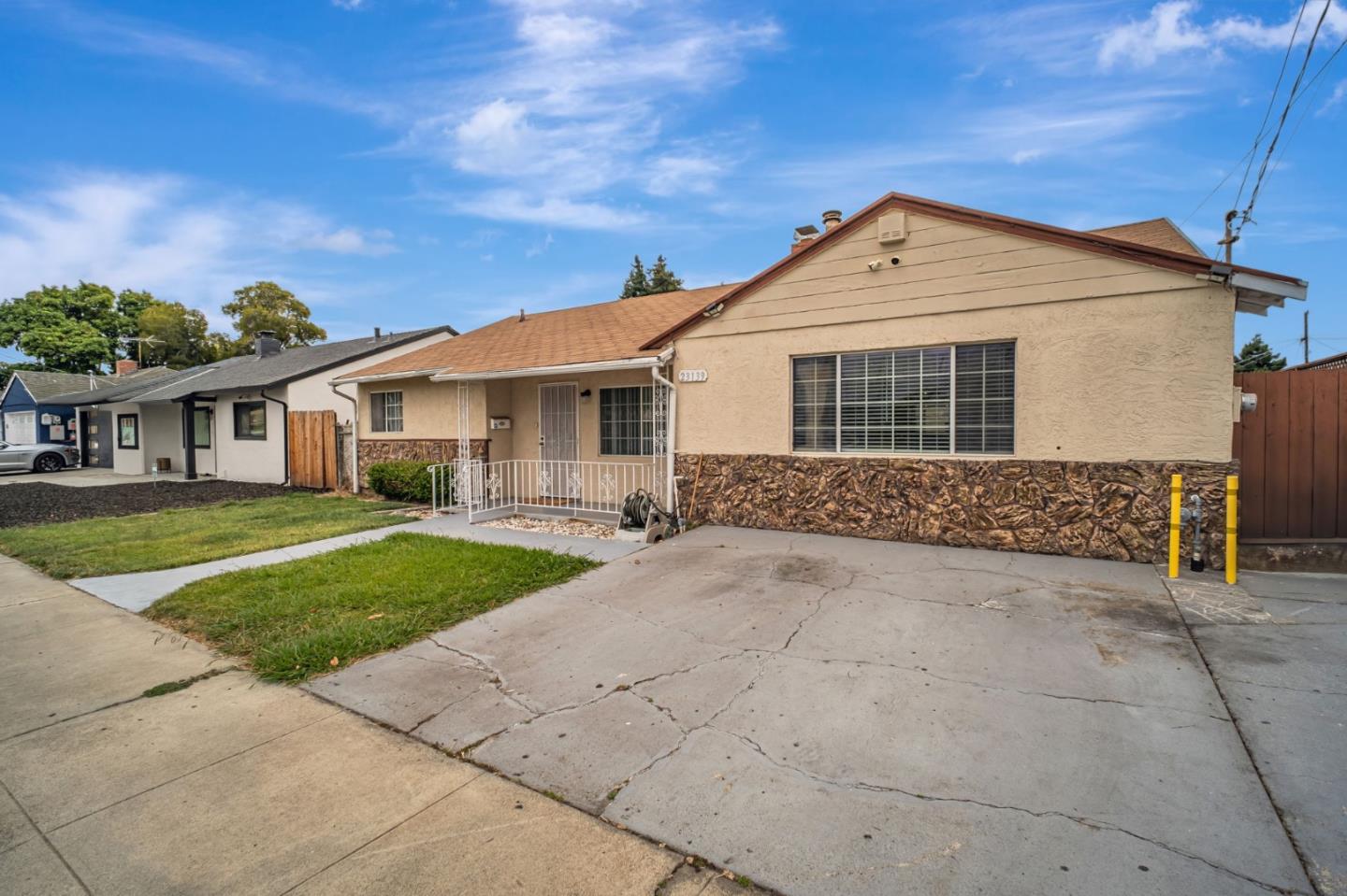 Detail Gallery Image 3 of 34 For 23139 Nevada Rd, Hayward,  CA 94541 - 3 Beds | 2 Baths