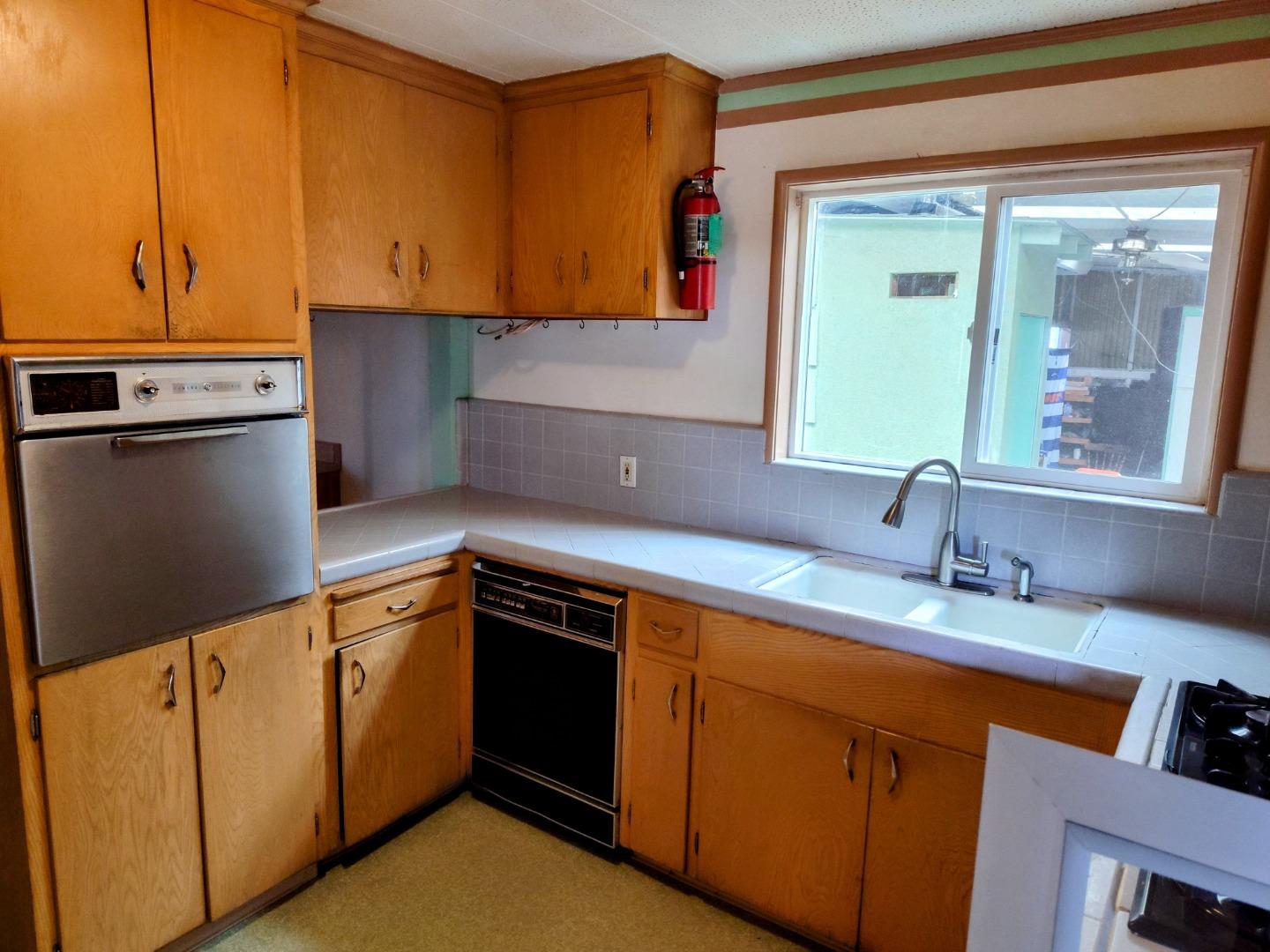 Detail Gallery Image 10 of 42 For 230 Paloma Ave, Salinas,  CA 93905 - 4 Beds | 4 Baths