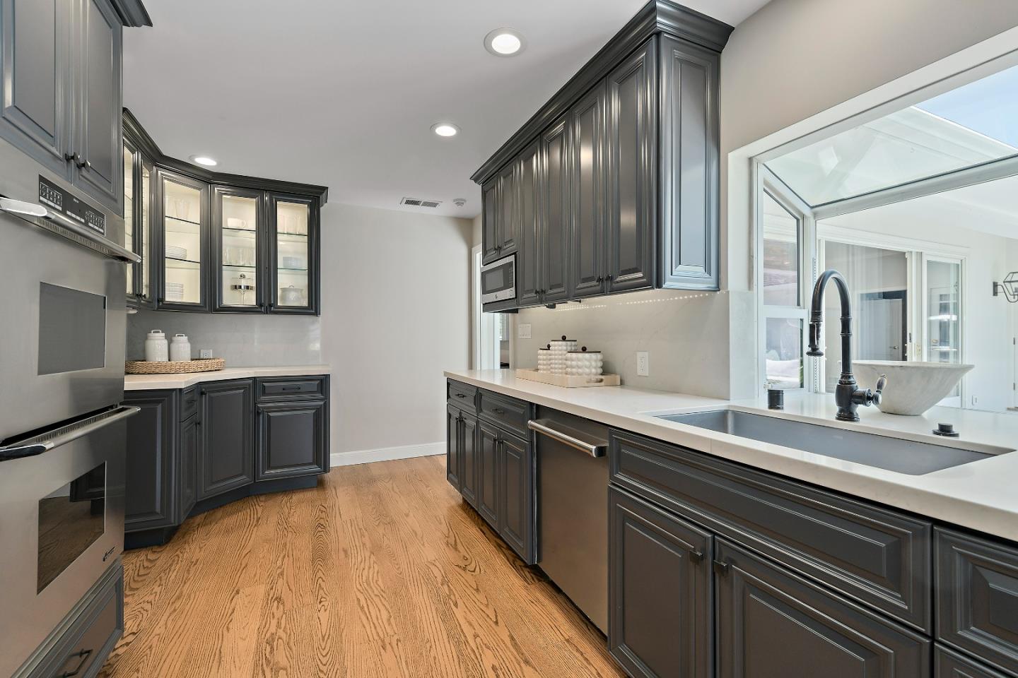 Detail Gallery Image 14 of 64 For 1715 Forest View Ave, Hillsborough,  CA 94010 - 5 Beds | 5 Baths