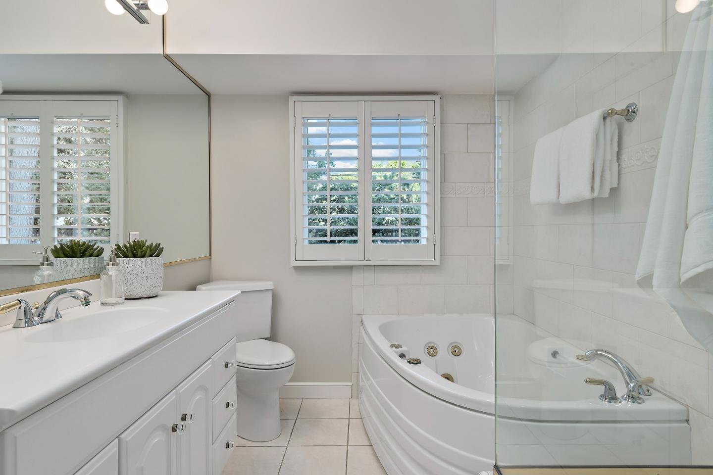 Detail Gallery Image 26 of 64 For 1715 Forest View Ave, Hillsborough,  CA 94010 - 5 Beds | 5 Baths