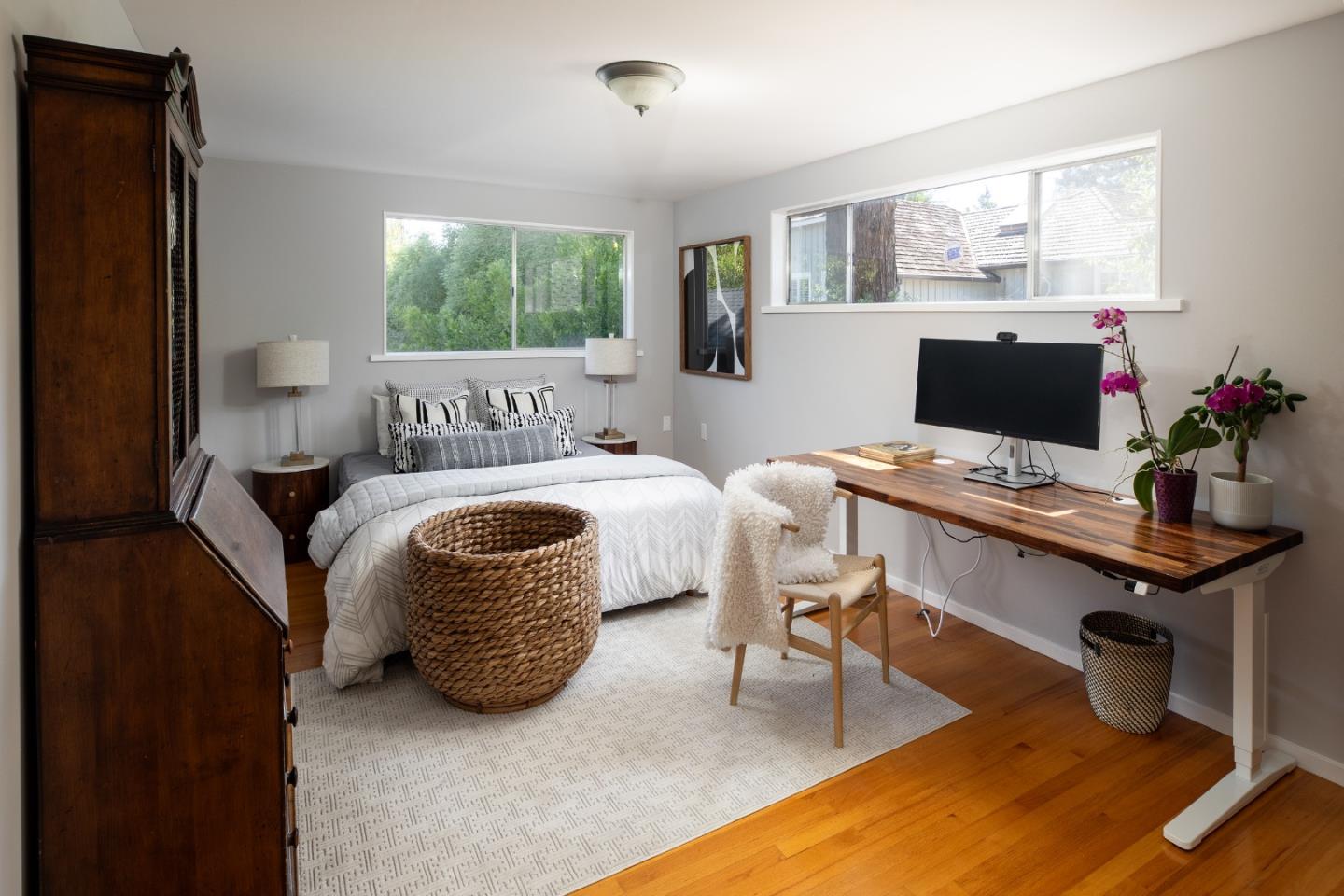 Detail Gallery Image 10 of 15 For 114 University Dr, Menlo Park,  CA 94025 - 4 Beds | 2/1 Baths