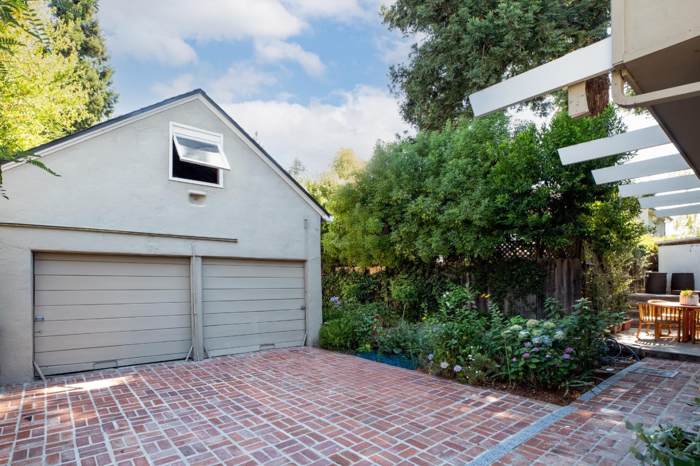 Detail Gallery Image 14 of 15 For 114 University Dr, Menlo Park,  CA 94025 - 4 Beds | 2/1 Baths
