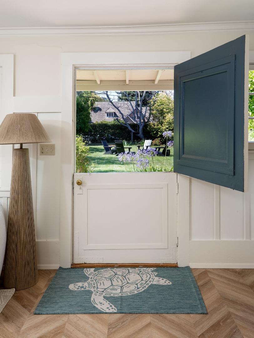 Detail Gallery Image 2 of 15 For 114 University Dr, Menlo Park,  CA 94025 - 4 Beds | 2/1 Baths
