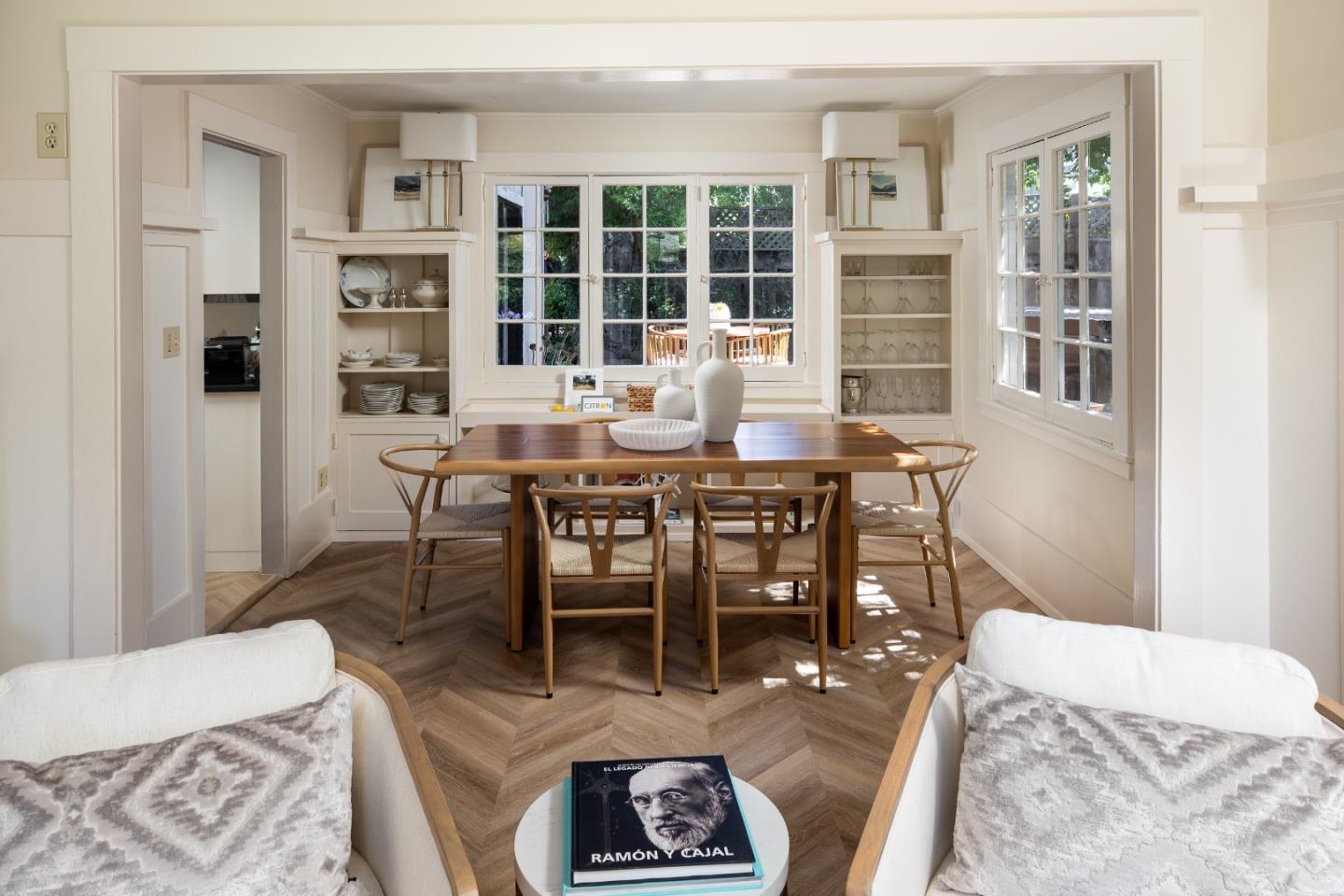 Detail Gallery Image 4 of 15 For 114 University Dr, Menlo Park,  CA 94025 - 4 Beds | 2/1 Baths