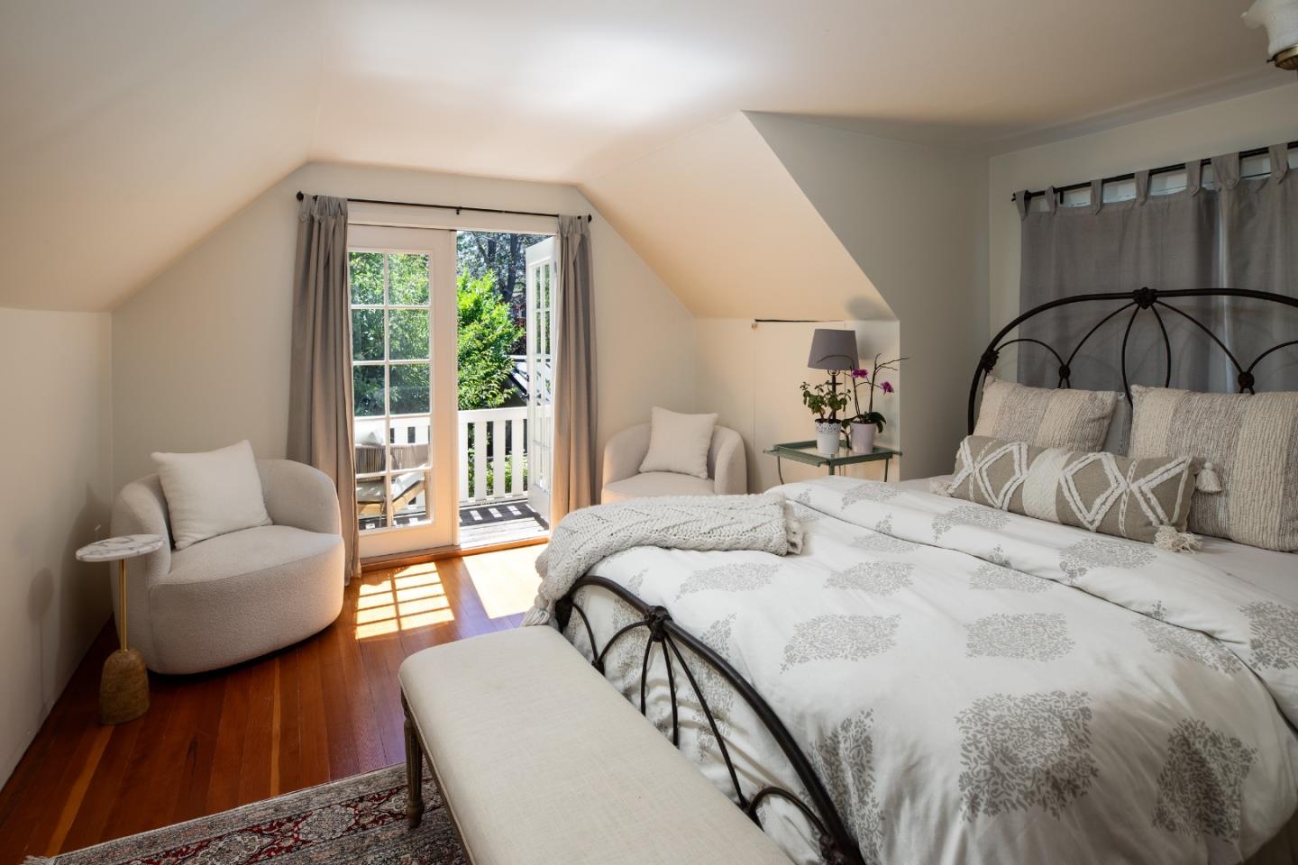 Detail Gallery Image 8 of 15 For 114 University Dr, Menlo Park,  CA 94025 - 4 Beds | 2/1 Baths