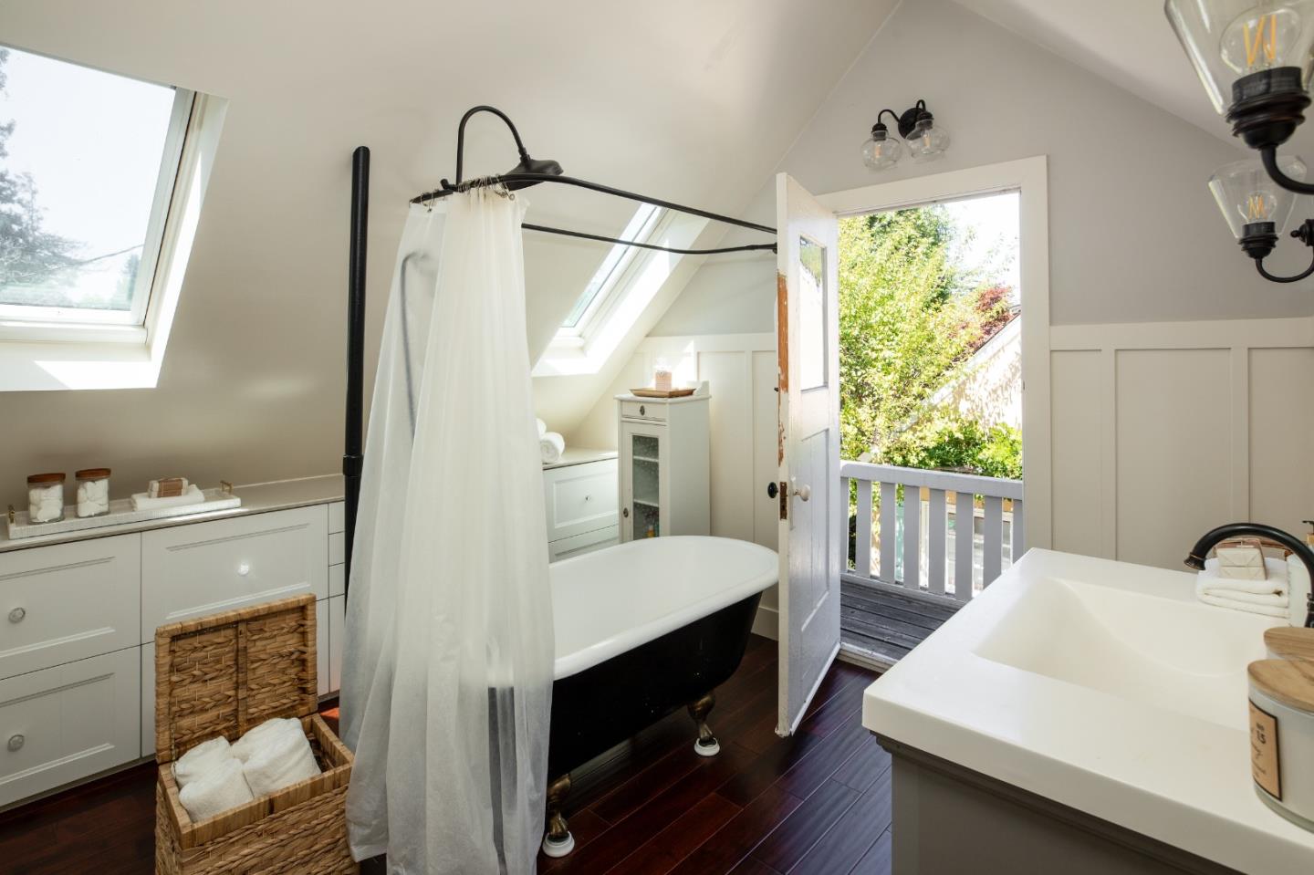 Detail Gallery Image 9 of 15 For 114 University Dr, Menlo Park,  CA 94025 - 4 Beds | 2/1 Baths