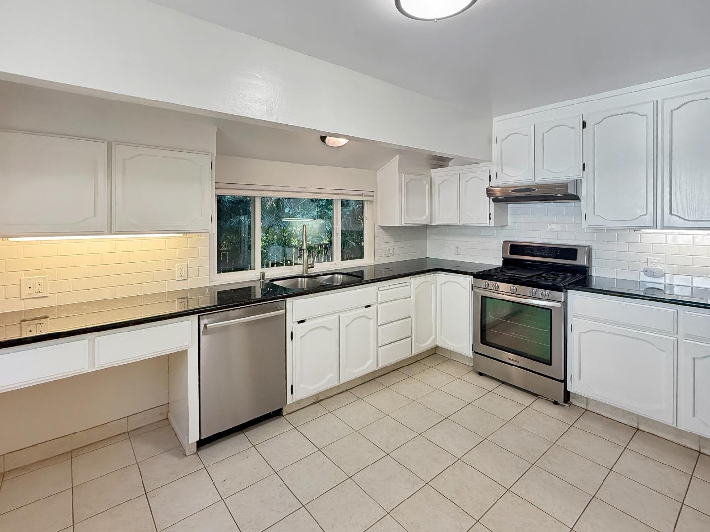 Detail Gallery Image 11 of 25 For 663 17th Ave, Menlo Park,  CA 94025 - 3 Beds | 2 Baths