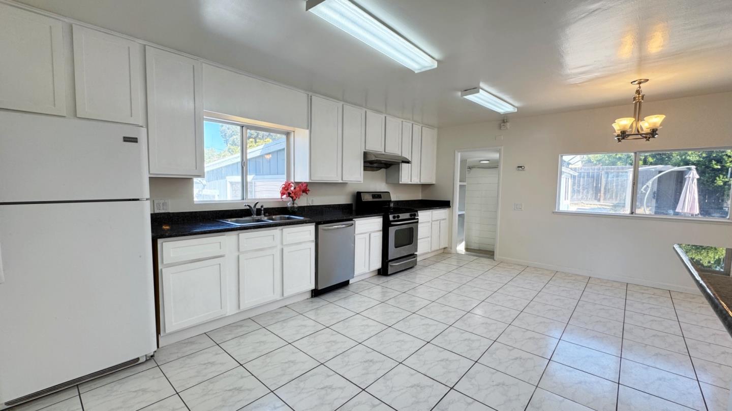 Detail Gallery Image 11 of 35 For 15806 Maubert Ave, San Leandro,  CA 94578 - 3 Beds | 2 Baths