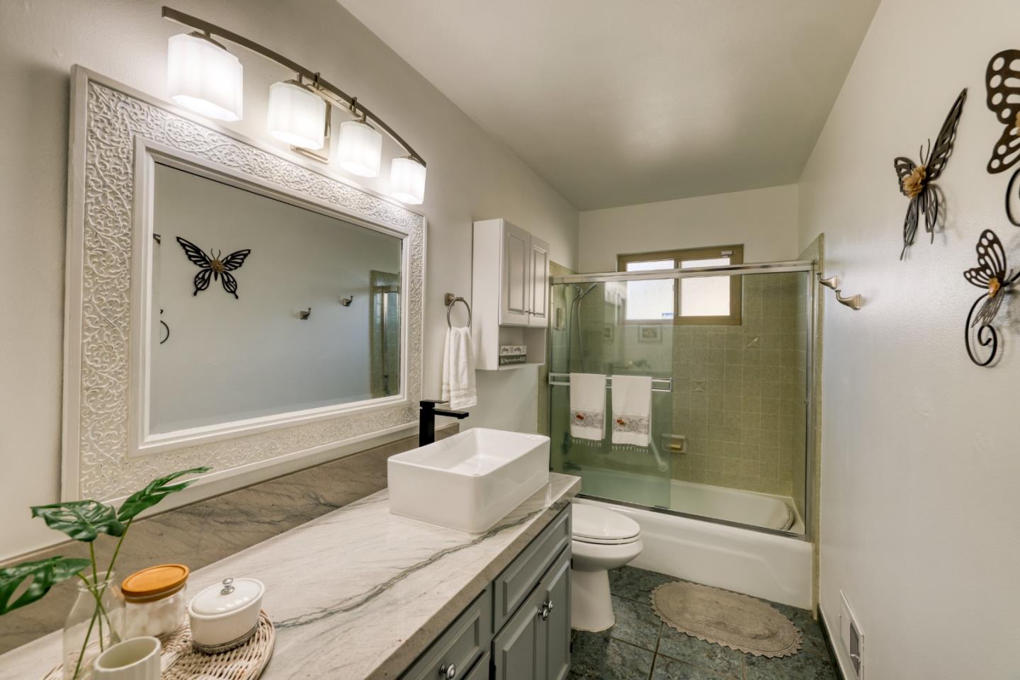 Detail Gallery Image 12 of 32 For 307 De La Vina Way, Salinas,  CA 93901 - 4 Beds | 3 Baths