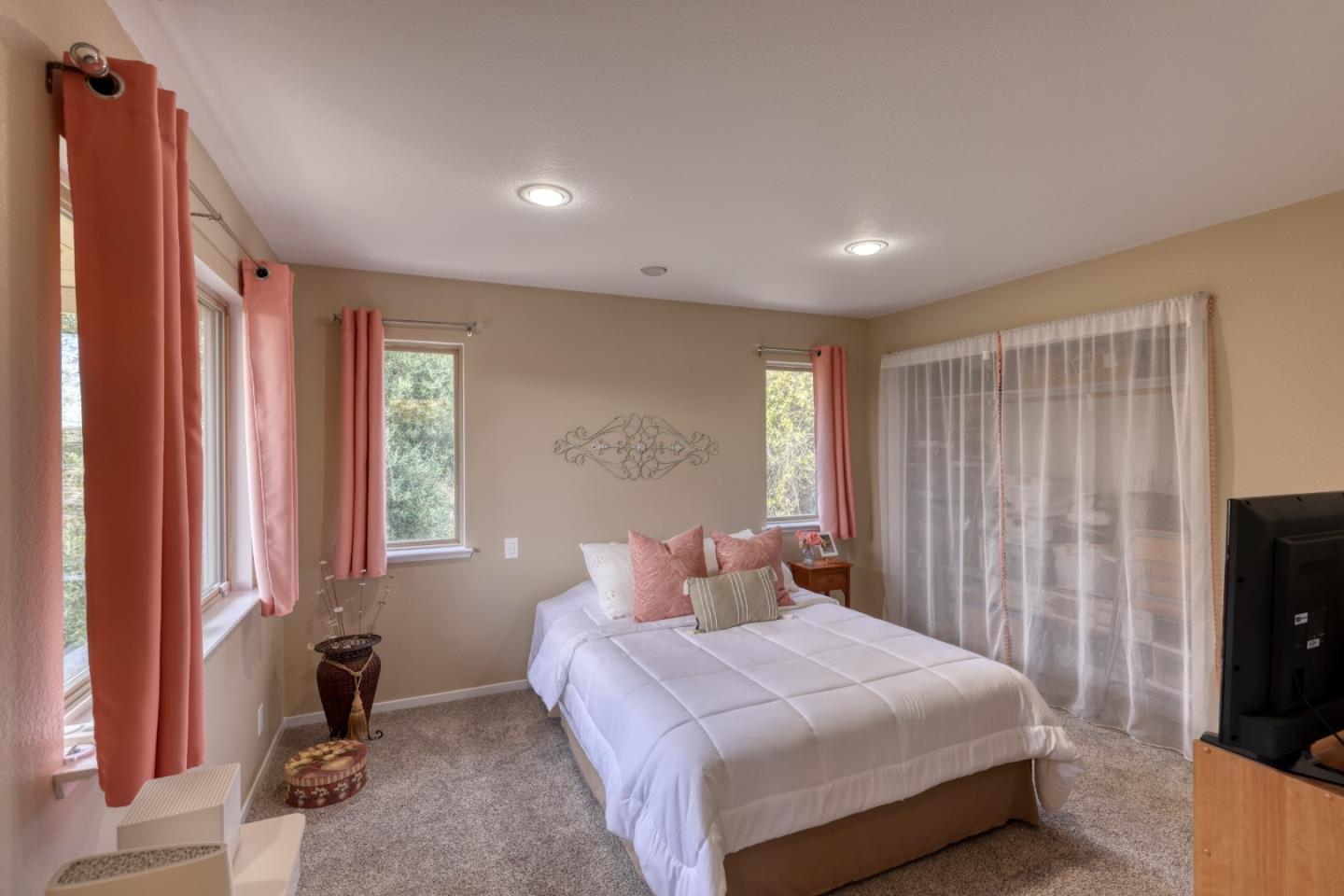 Detail Gallery Image 20 of 32 For 307 De La Vina Way, Salinas,  CA 93901 - 4 Beds | 3 Baths
