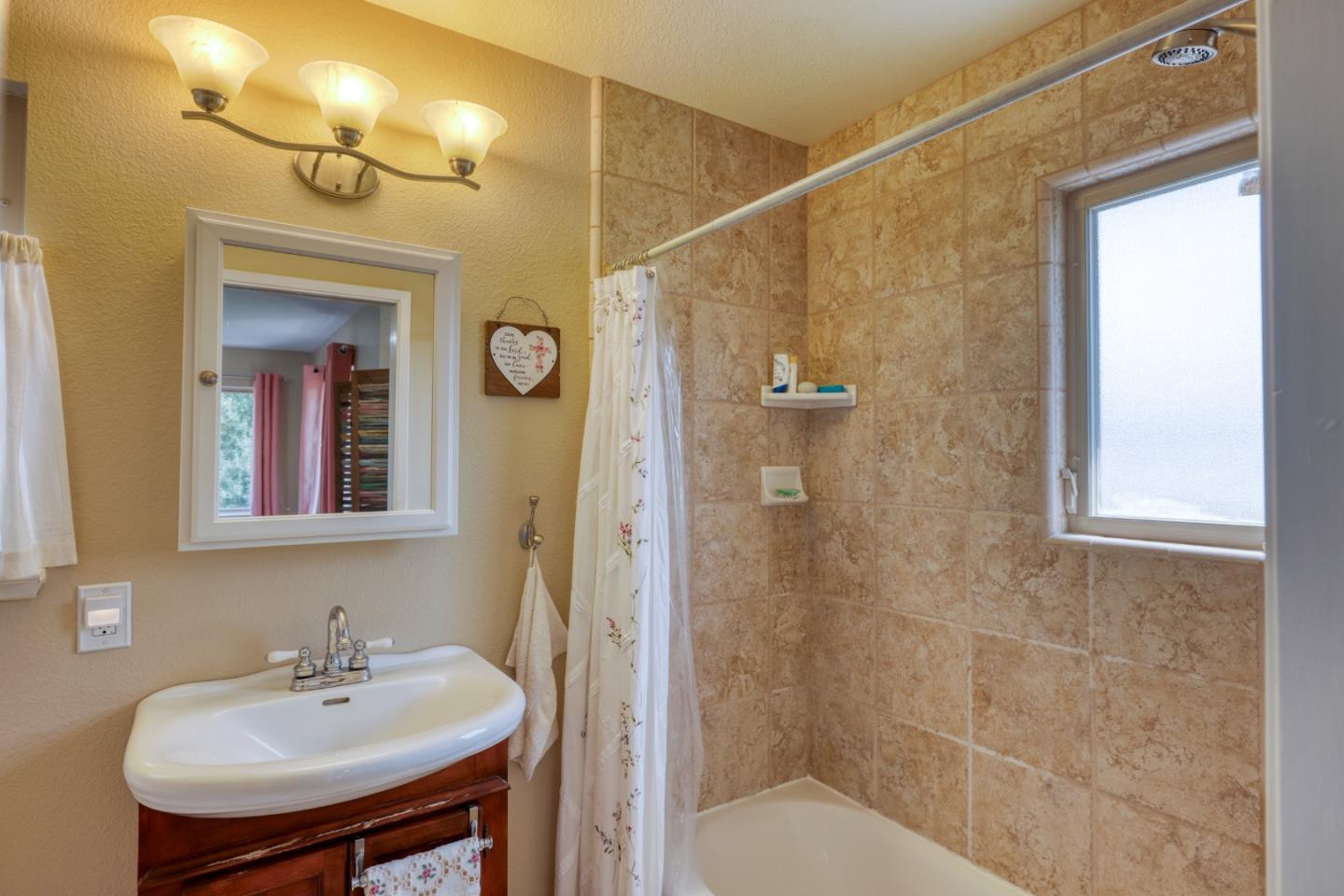 Detail Gallery Image 23 of 32 For 307 De La Vina Way, Salinas,  CA 93901 - 4 Beds | 3 Baths