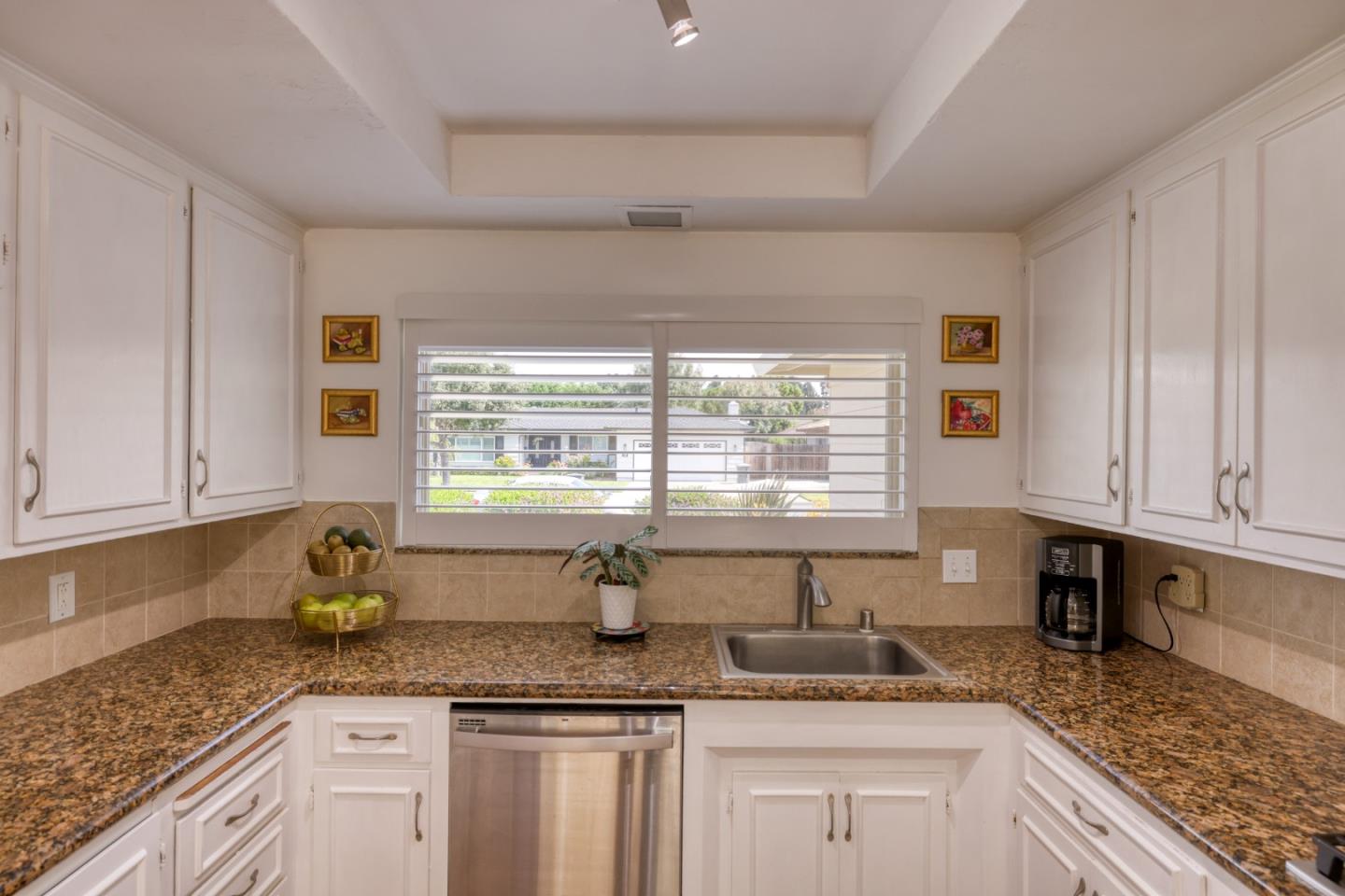 Detail Gallery Image 8 of 32 For 307 De La Vina Way, Salinas,  CA 93901 - 4 Beds | 3 Baths