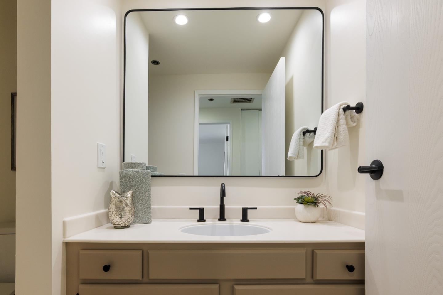 Detail Gallery Image 14 of 31 For 110 Park Rd #202,  Burlingame,  CA 94010 - 2 Beds | 2 Baths