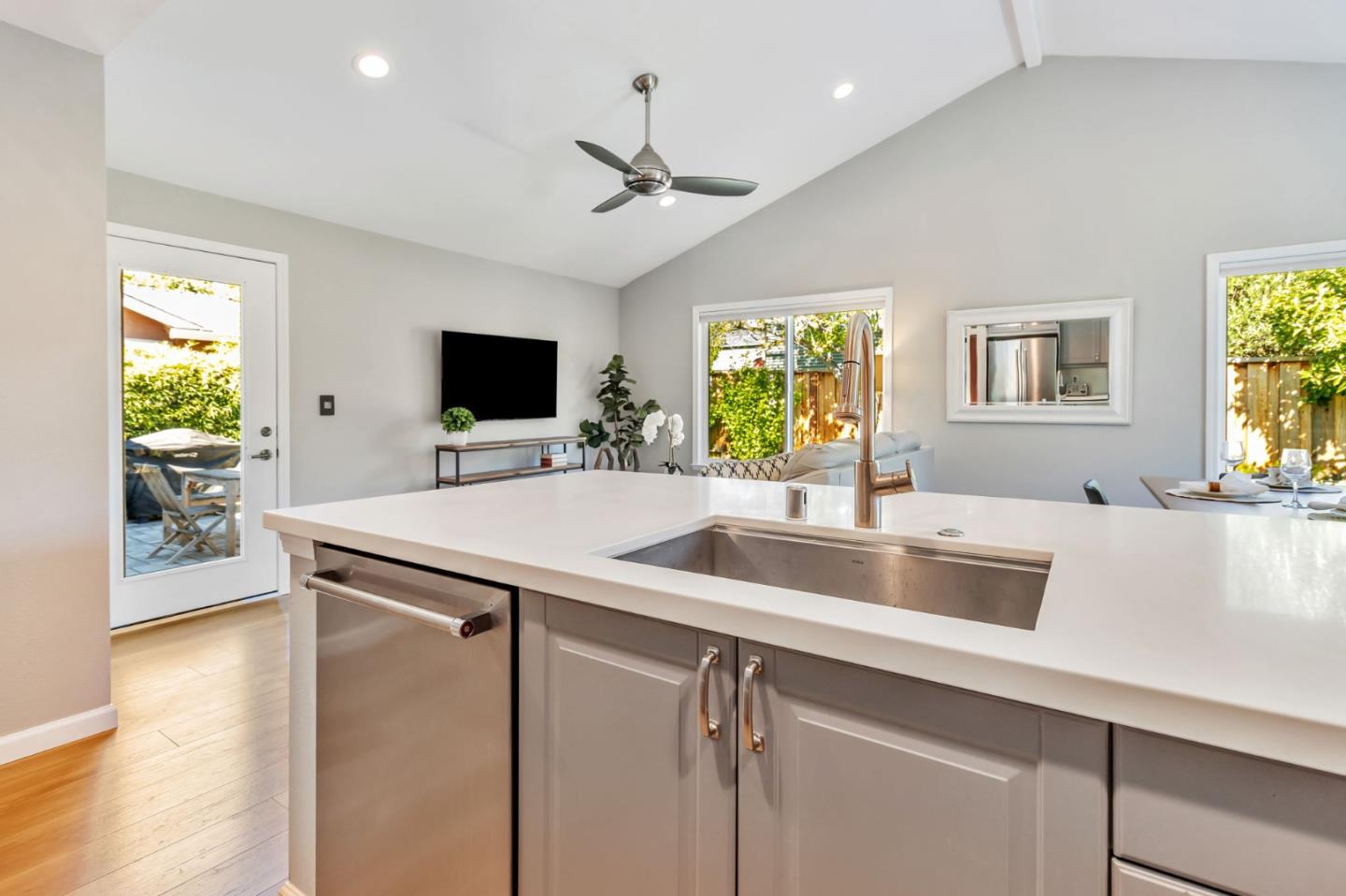 Detail Gallery Image 10 of 44 For 6034 Palm Springs Cir, San Jose,  CA 95123 - 4 Beds | 3 Baths