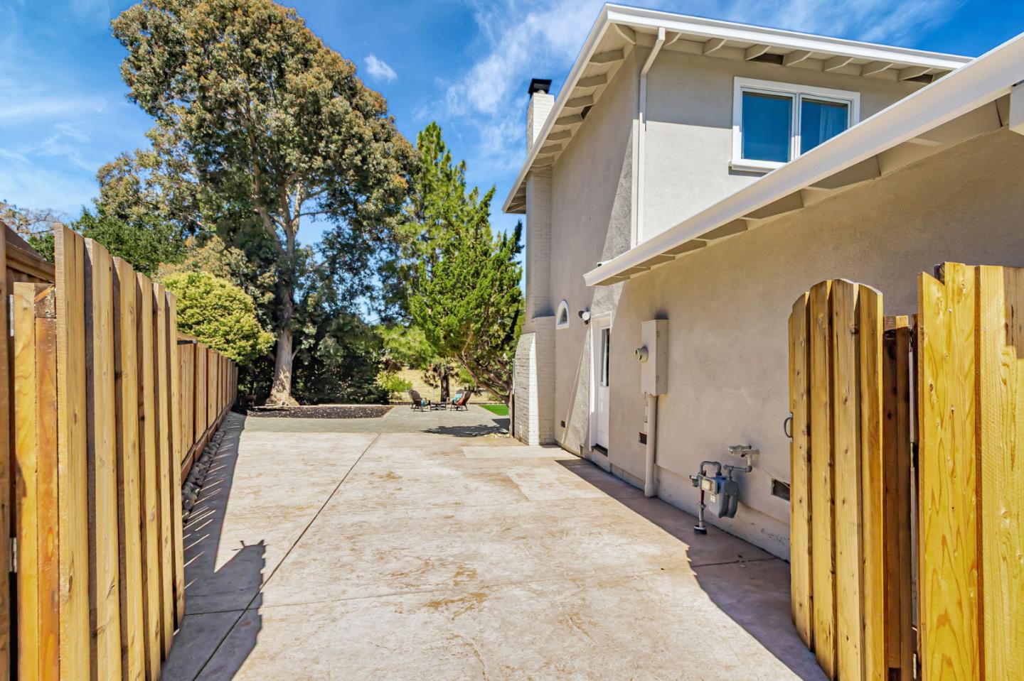 Detail Gallery Image 4 of 8 For 1697 Hyde Dr, Los Gatos,  CA 95032 - 5 Beds | 2/1 Baths