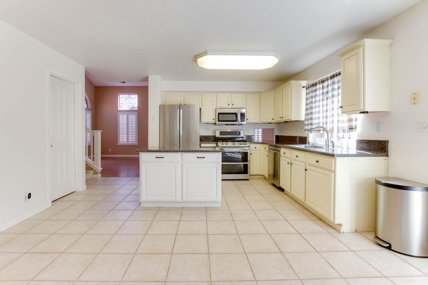 Detail Gallery Image 12 of 49 For 751 La Baig Dr, Hollister,  CA 95023 - 5 Beds | 2 Baths