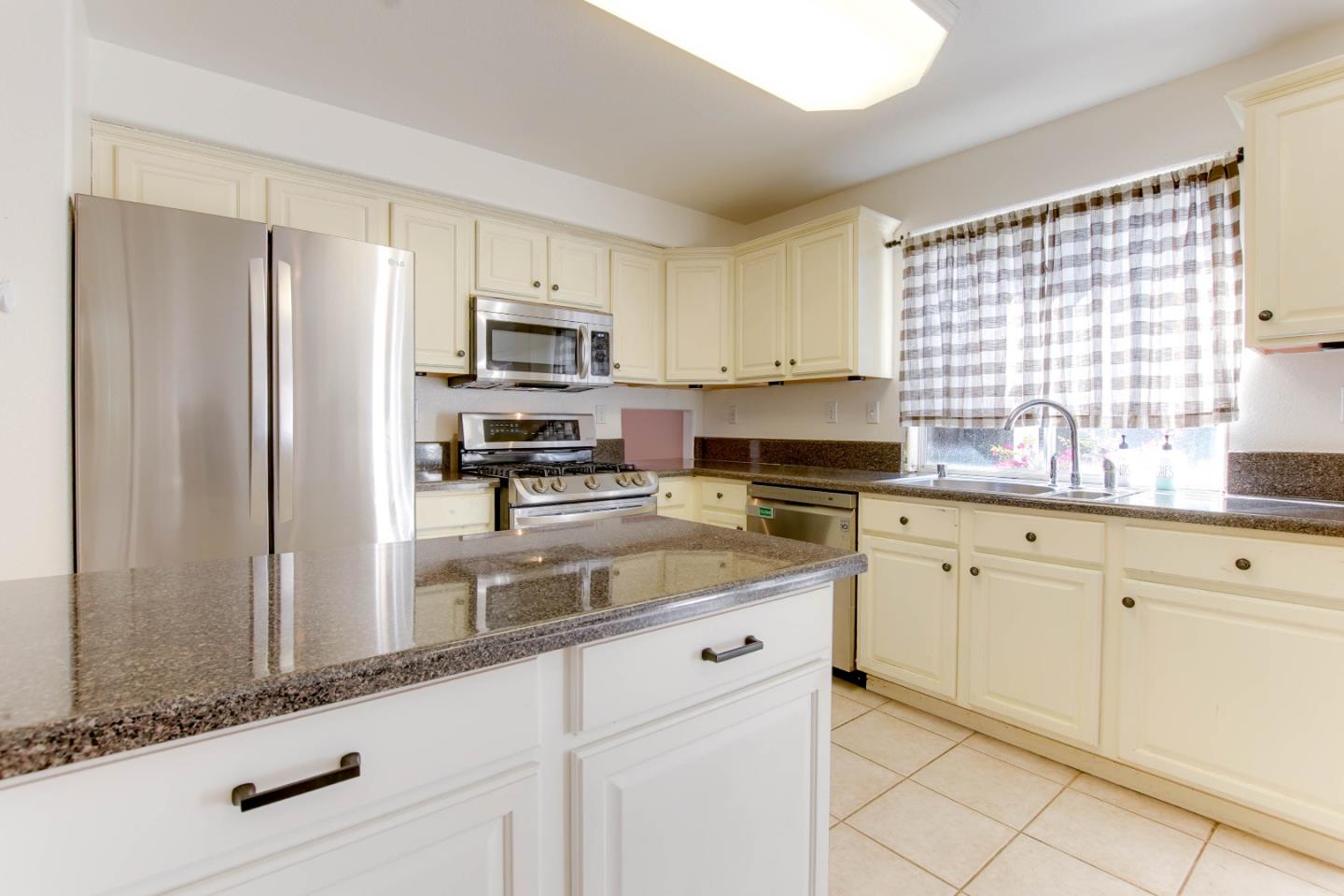 Detail Gallery Image 13 of 49 For 751 La Baig Dr, Hollister,  CA 95023 - 5 Beds | 2 Baths