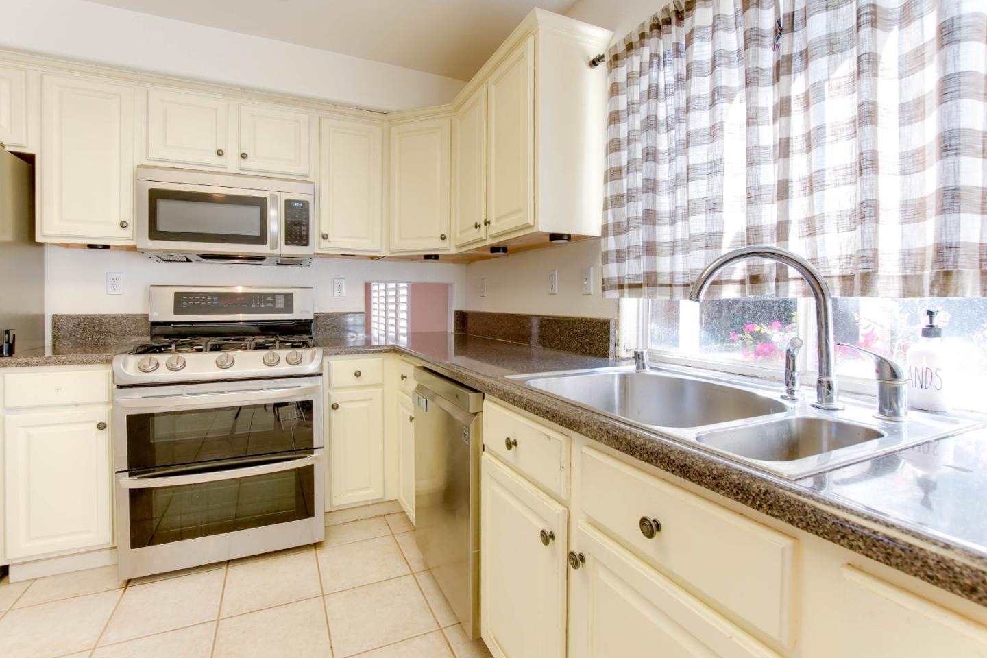 Detail Gallery Image 14 of 49 For 751 La Baig Dr, Hollister,  CA 95023 - 5 Beds | 2 Baths