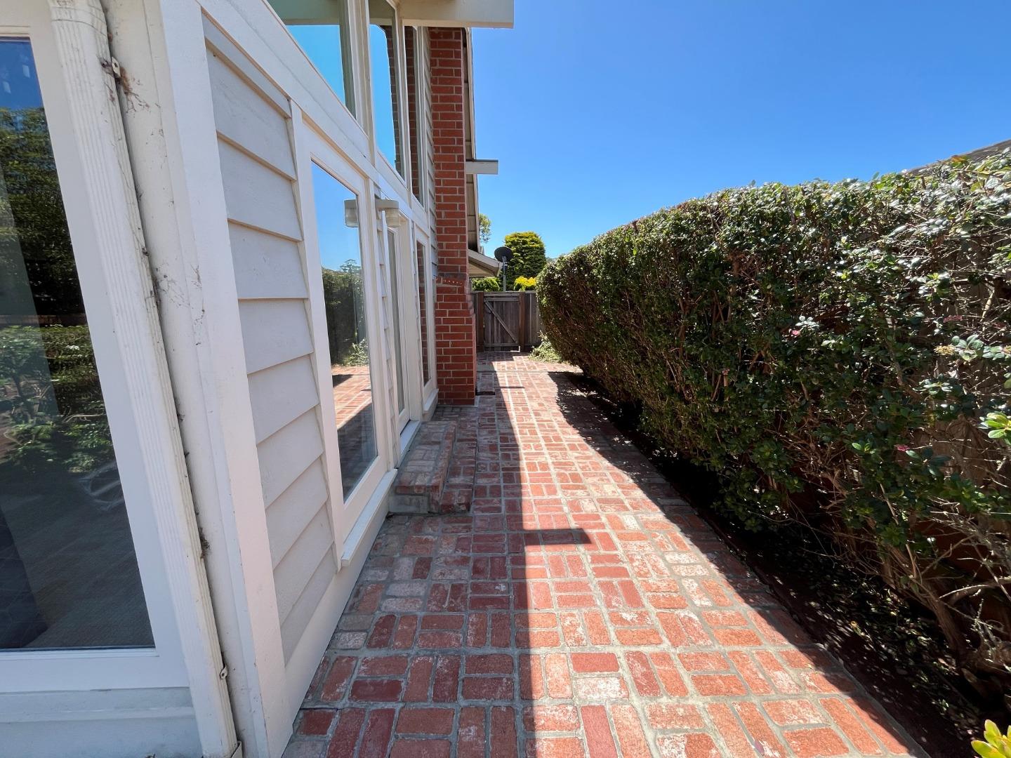 Detail Gallery Image 8 of 32 For 2066 Touraine Ln, Half Moon Bay,  CA 94019 - 3 Beds | 2 Baths