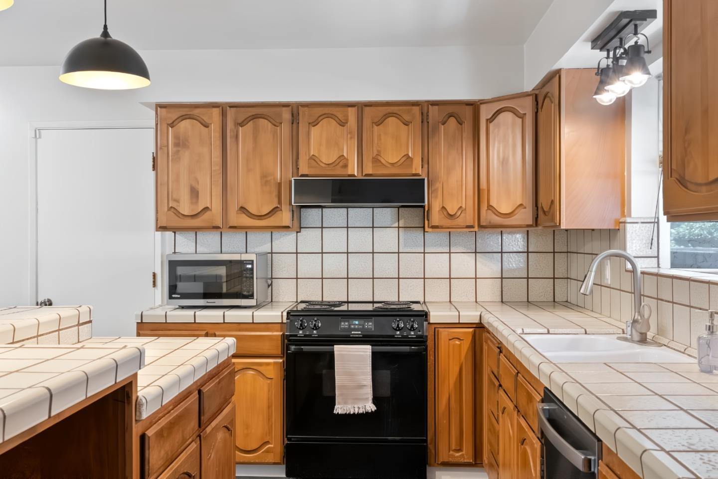 Detail Gallery Image 8 of 25 For 2010 Sequoia Dr, Santa Cruz,  CA 95065 - 3 Beds | 2 Baths