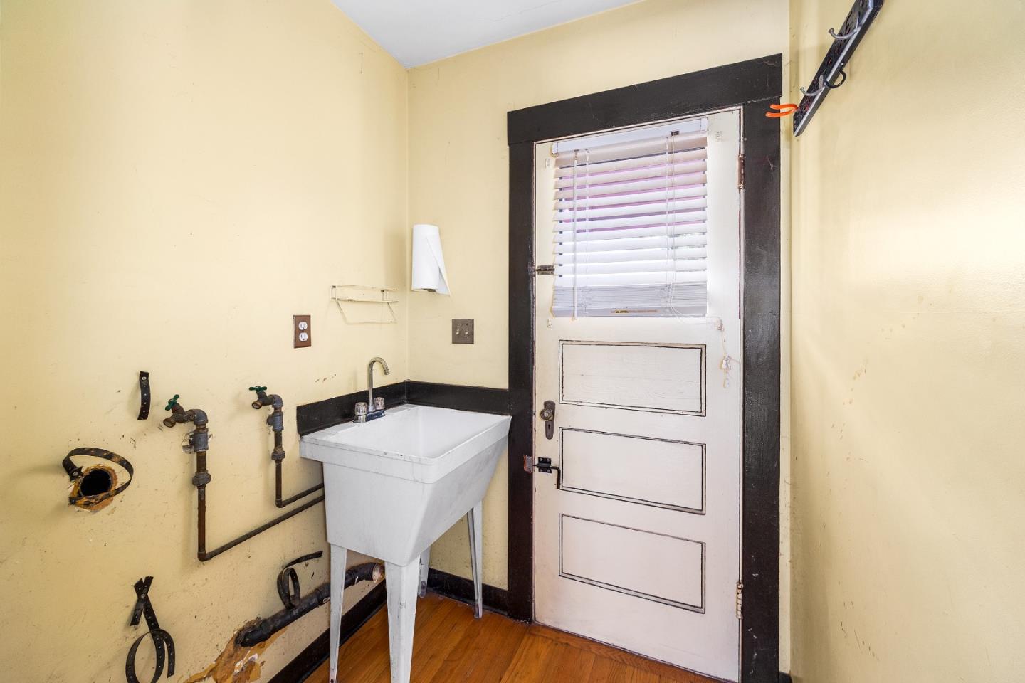 Detail Gallery Image 10 of 19 For 1414 Laurel St, Santa Cruz,  CA 95060 - 2 Beds | 1 Baths
