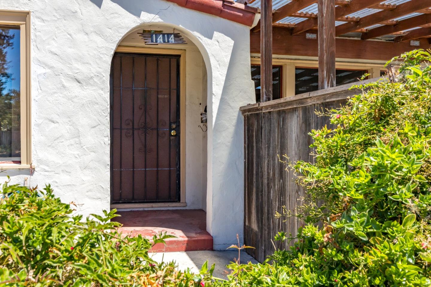 Detail Gallery Image 3 of 19 For 1414 Laurel St, Santa Cruz,  CA 95060 - 2 Beds | 1 Baths