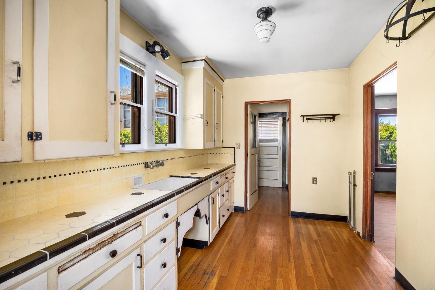 Detail Gallery Image 8 of 19 For 1414 Laurel St, Santa Cruz,  CA 95060 - 2 Beds | 1 Baths