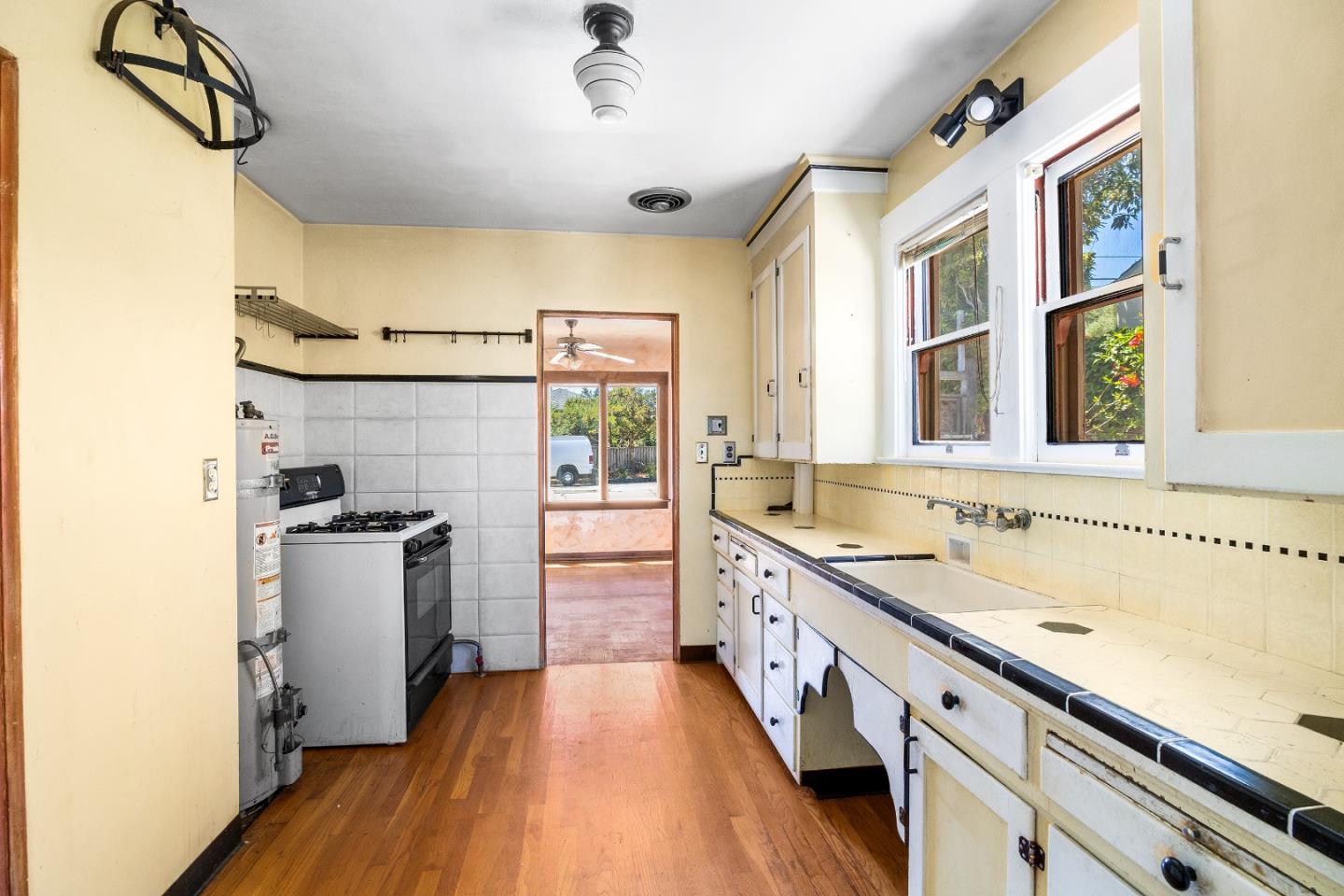 Detail Gallery Image 9 of 19 For 1414 Laurel St, Santa Cruz,  CA 95060 - 2 Beds | 1 Baths