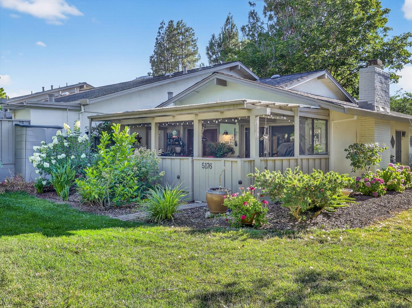Detail Gallery Image 3 of 36 For 5176 Cribari Knls, San Jose,  CA 95135 - 2 Beds | 2 Baths