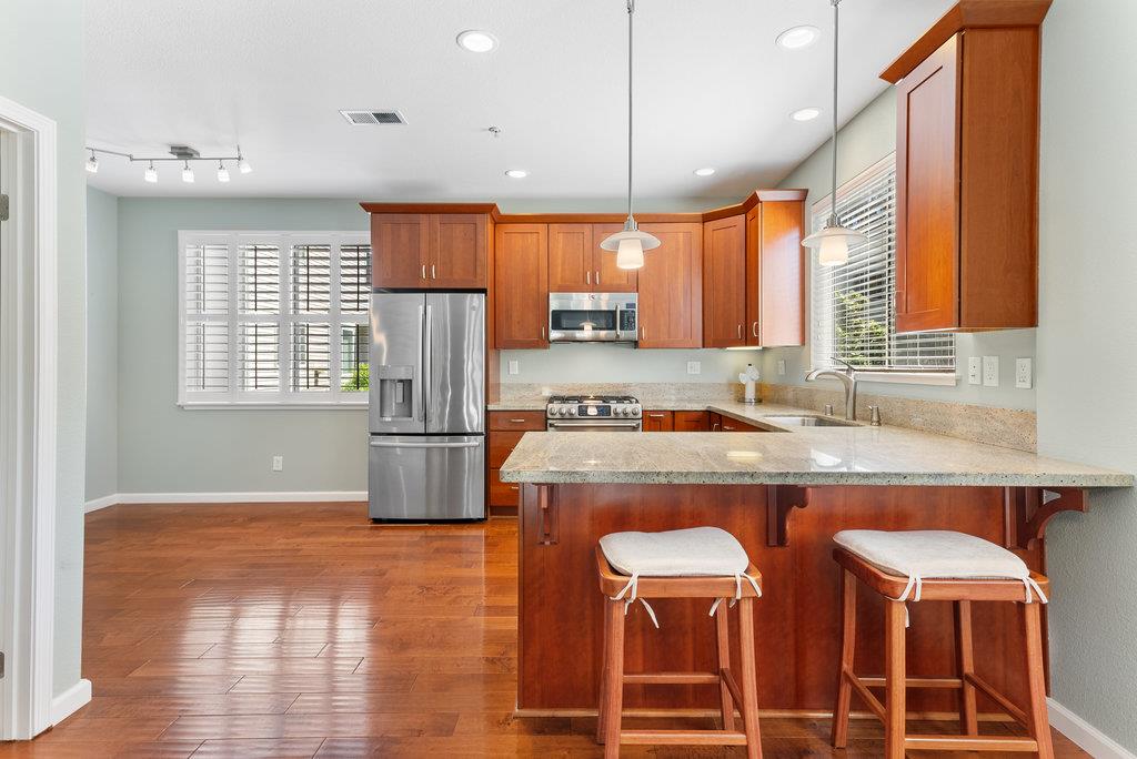 Detail Gallery Image 4 of 36 For 1720 Ocean St, Santa Cruz,  CA 95060 - 3 Beds | 2/1 Baths