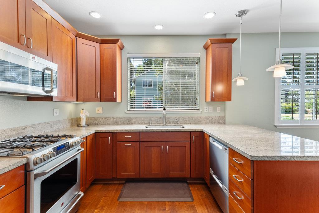 Detail Gallery Image 7 of 36 For 1720 Ocean St, Santa Cruz,  CA 95060 - 3 Beds | 2/1 Baths