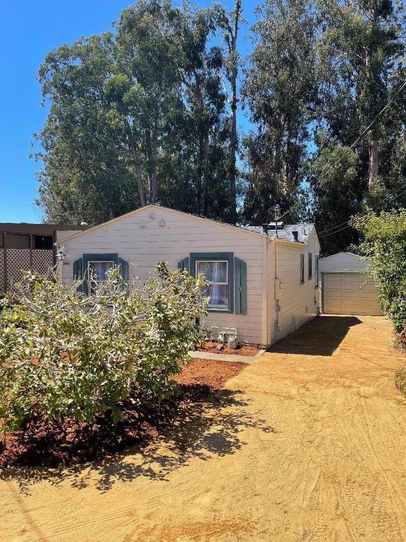 Detail Gallery Image 2 of 10 For 241 Palisades Ave, Santa Cruz,  CA 95062 - 2 Beds | 1 Baths