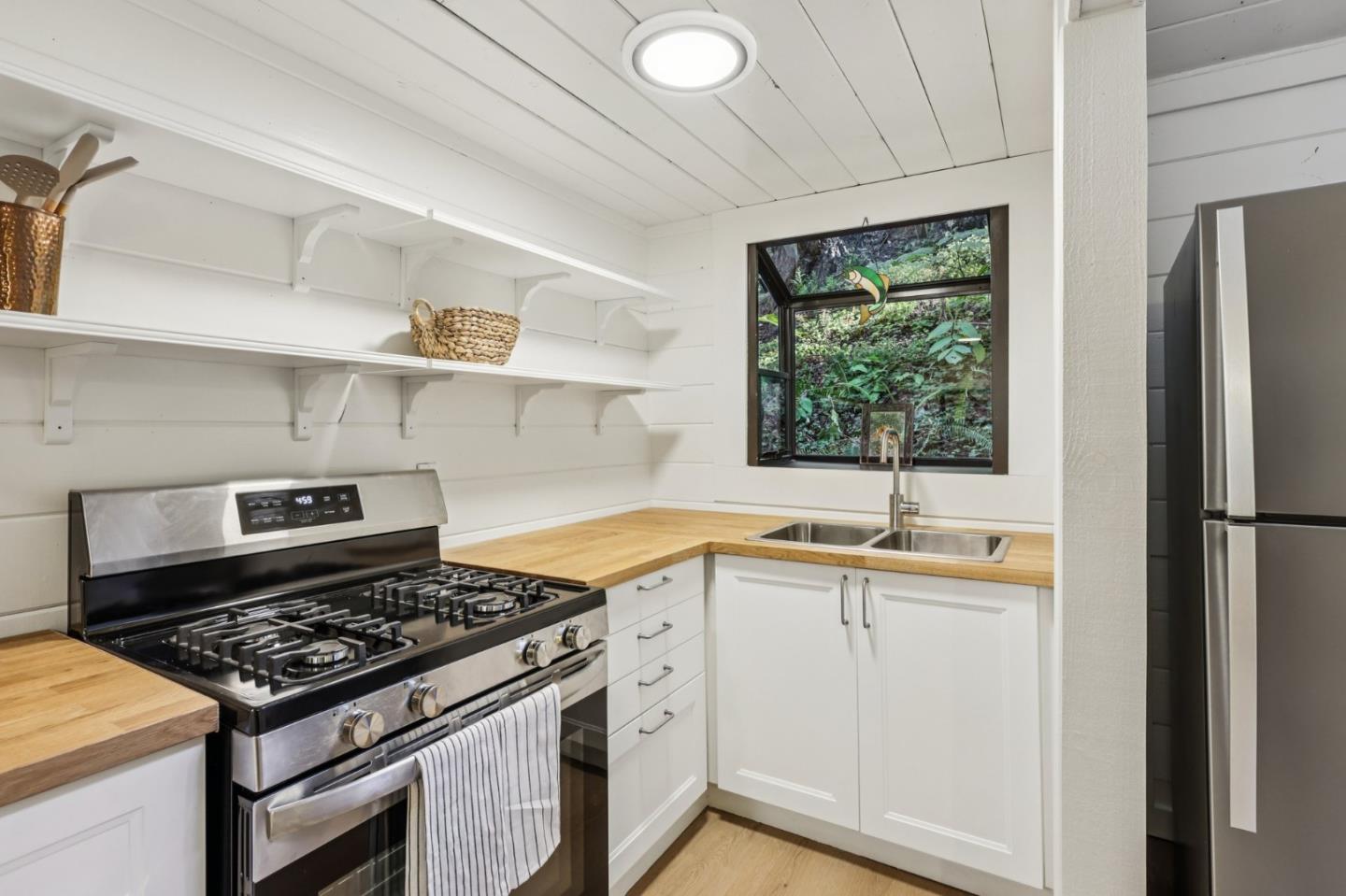 Detail Gallery Image 14 of 38 For 1502 Eureka Canyon Rd, Watsonville,  CA 95076 - 2 Beds | 1 Baths