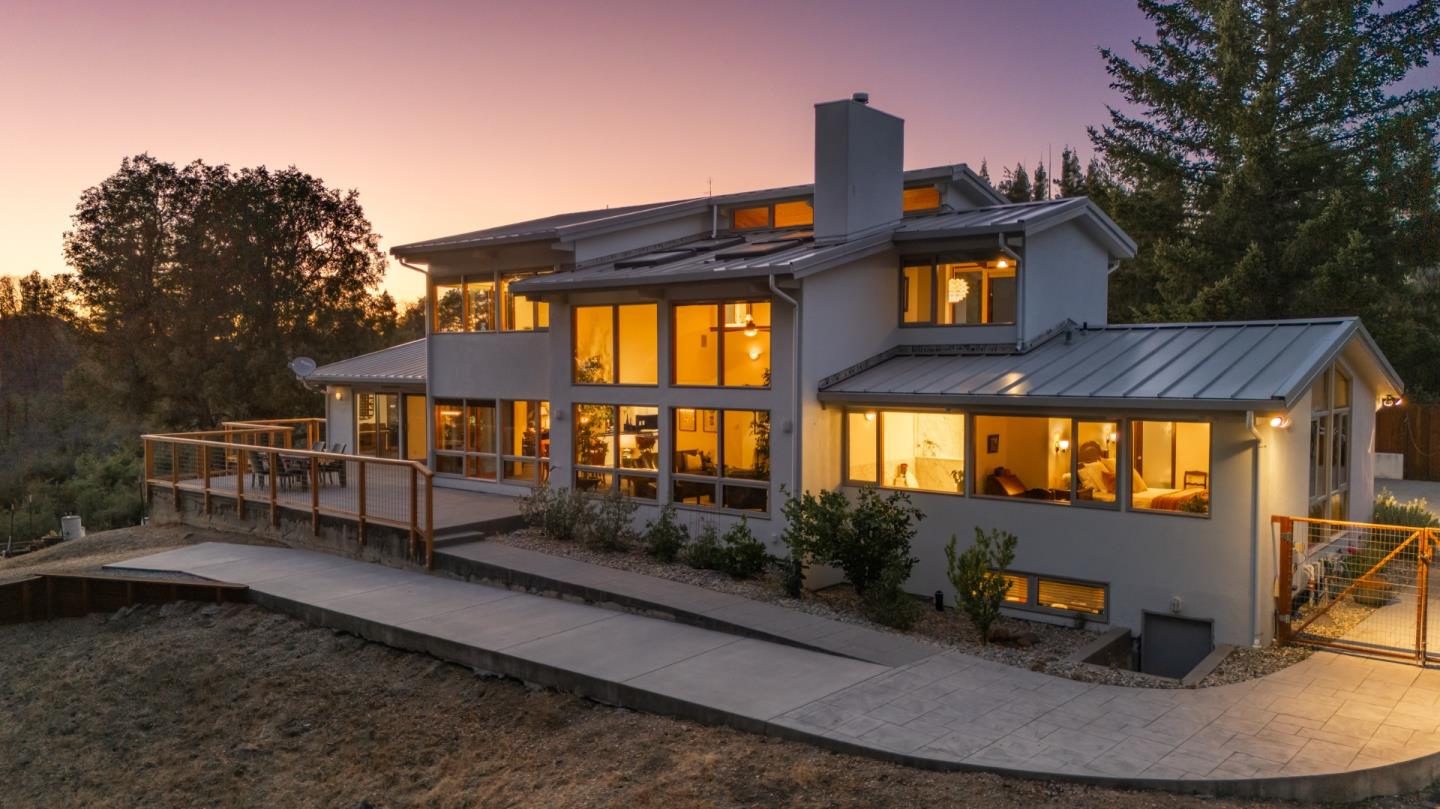Detail Gallery Image 3 of 88 For 340 Twilight Ln, Santa Cruz,  CA 95060 - 3 Beds | 2/1 Baths