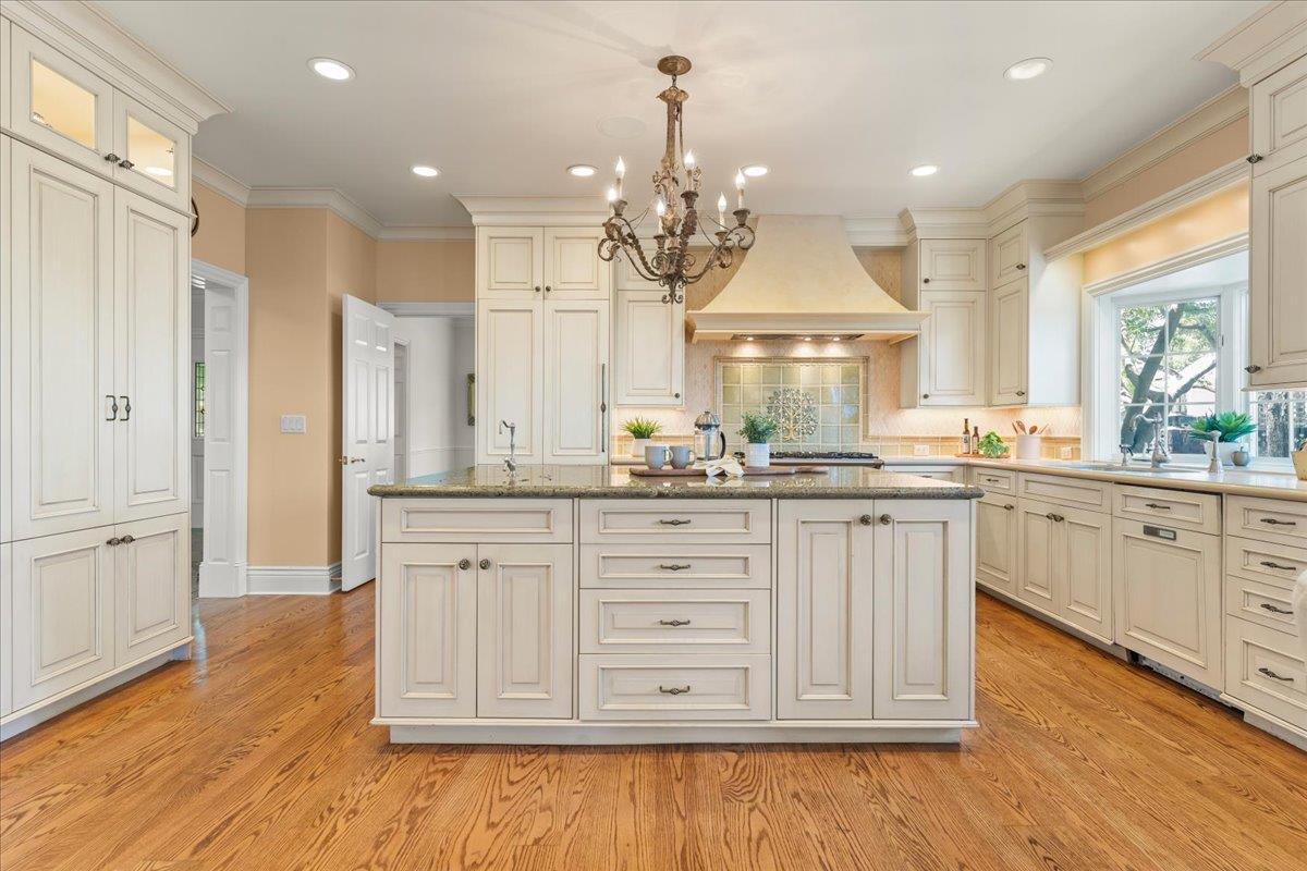 Detail Gallery Image 14 of 58 For 115 Doud Dr, Los Altos,  CA 94022 - 5 Beds | 4/2 Baths