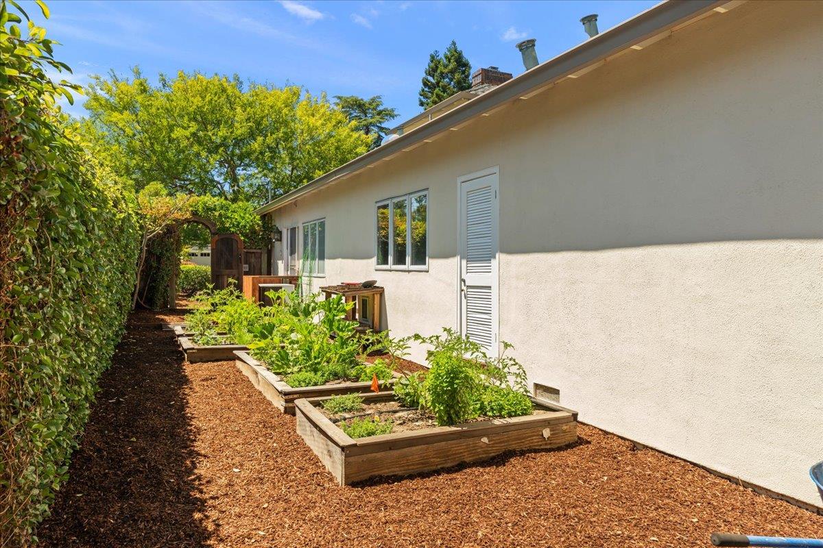 Detail Gallery Image 48 of 58 For 115 Doud Dr, Los Altos,  CA 94022 - 5 Beds | 4/2 Baths