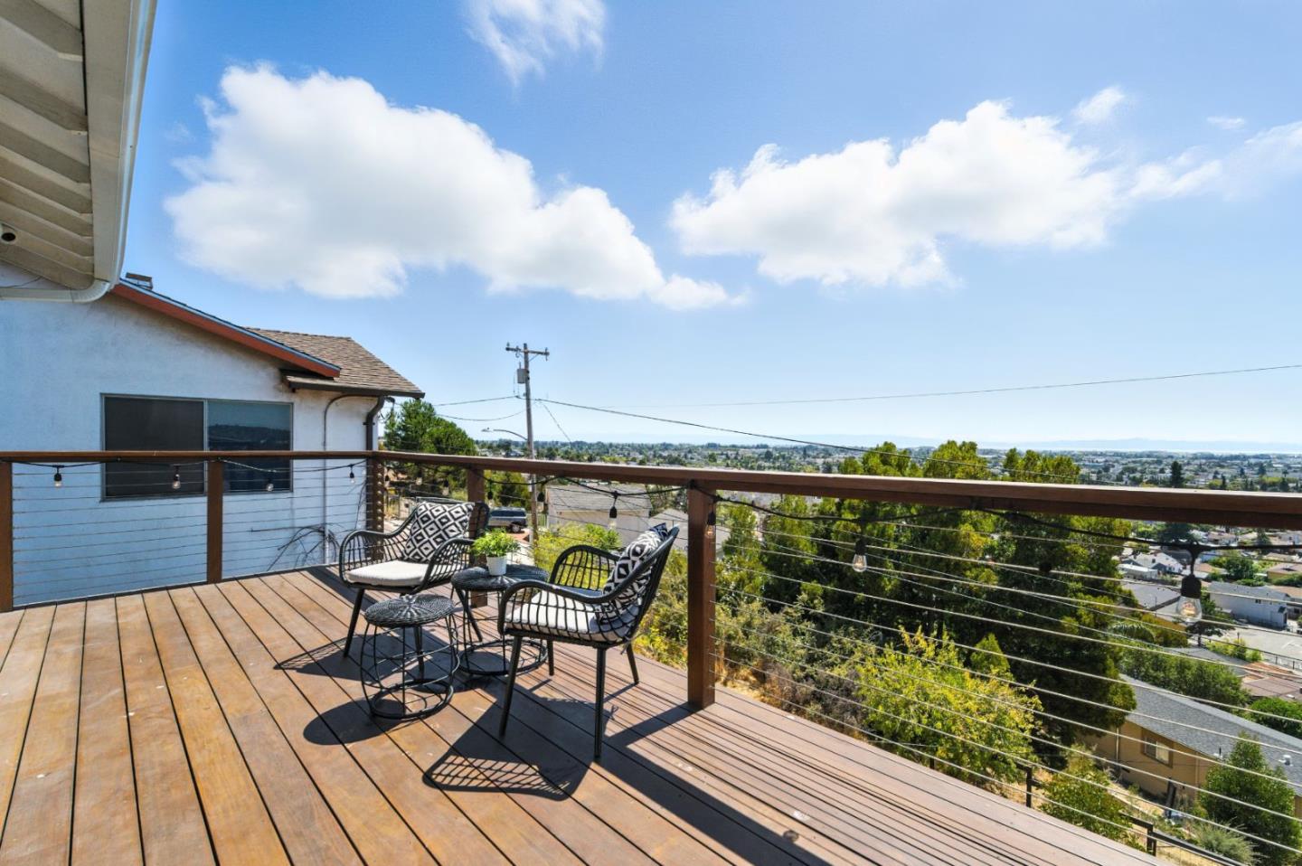 Detail Gallery Image 10 of 36 For 8730 Burr St, Oakland,  CA 94605 - 4 Beds | 3 Baths