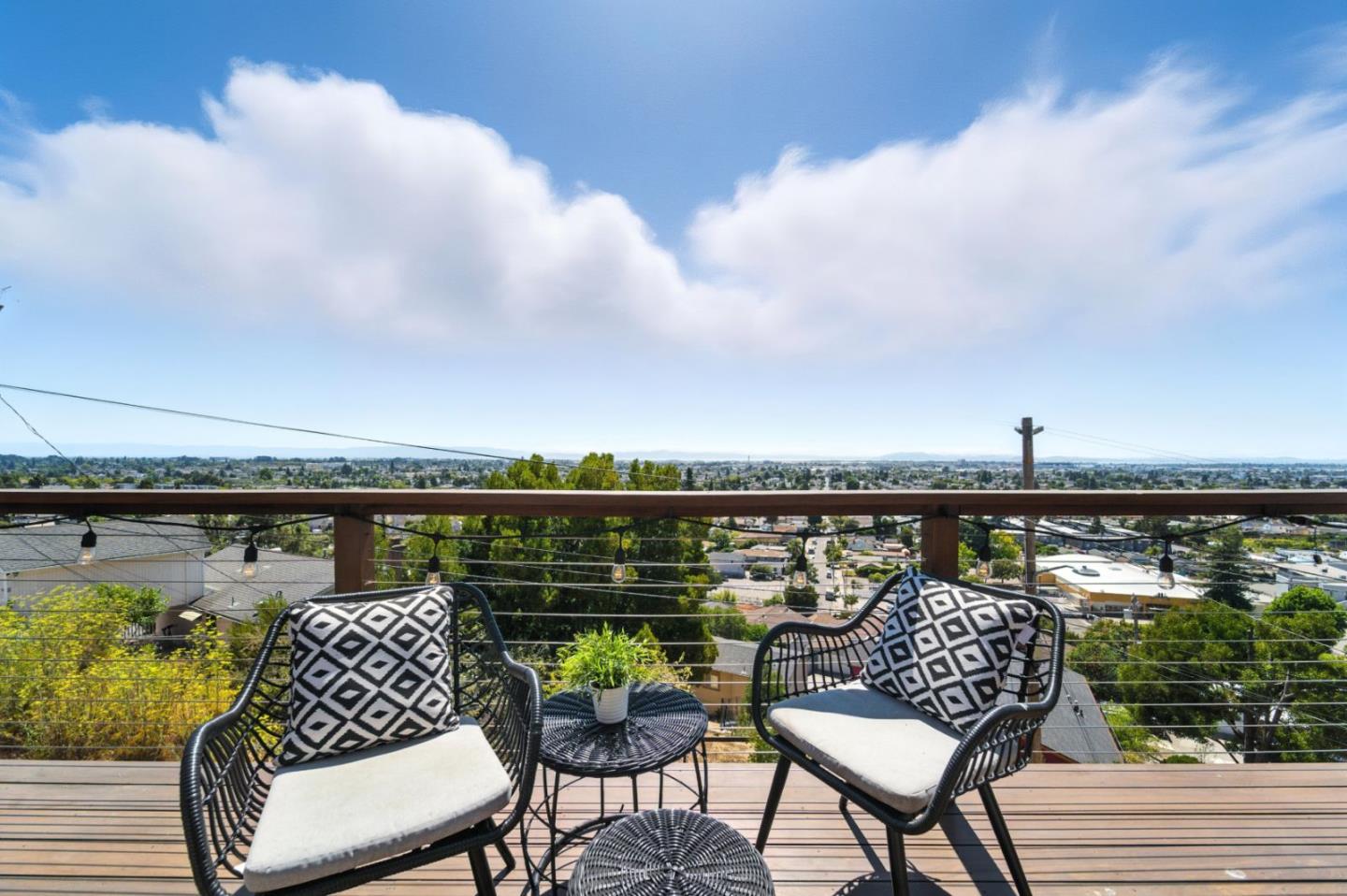 Detail Gallery Image 11 of 36 For 8730 Burr St, Oakland,  CA 94605 - 4 Beds | 3 Baths