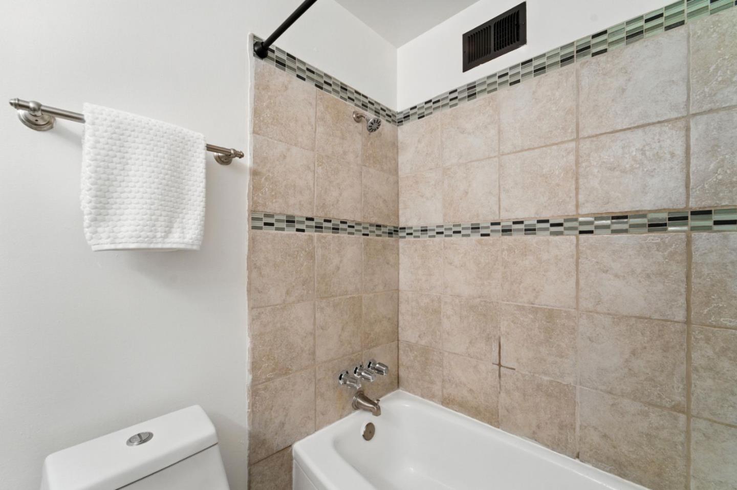 Detail Gallery Image 18 of 36 For 8730 Burr St, Oakland,  CA 94605 - 4 Beds | 3 Baths