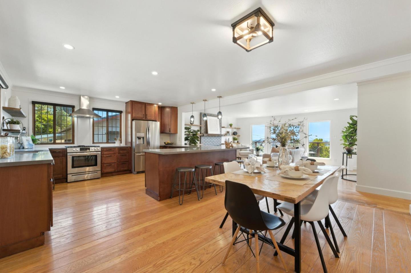 Detail Gallery Image 2 of 36 For 8730 Burr St, Oakland,  CA 94605 - 4 Beds | 3 Baths