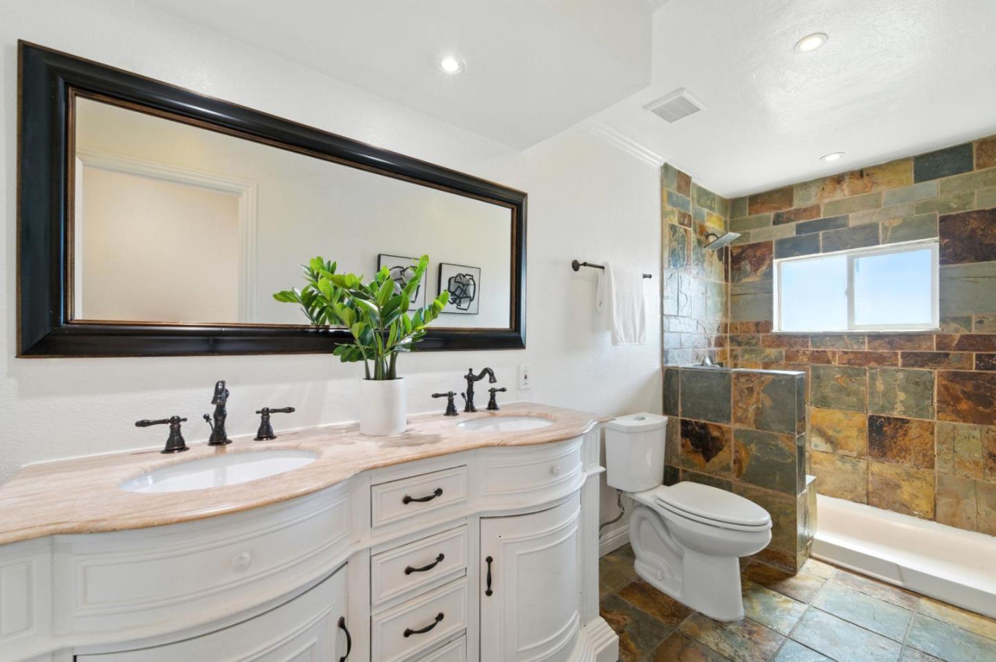 Detail Gallery Image 22 of 36 For 8730 Burr St, Oakland,  CA 94605 - 4 Beds | 3 Baths