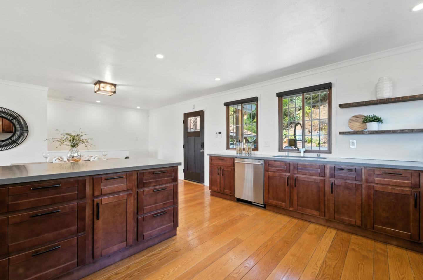 Detail Gallery Image 5 of 36 For 8730 Burr St, Oakland,  CA 94605 - 4 Beds | 3 Baths