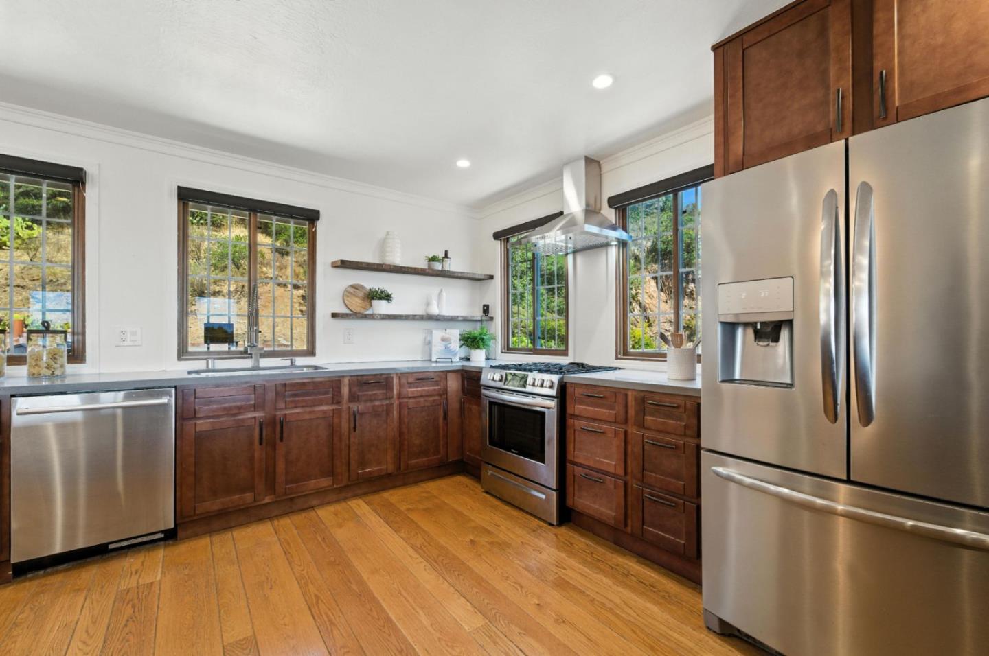 Detail Gallery Image 6 of 36 For 8730 Burr St, Oakland,  CA 94605 - 4 Beds | 3 Baths