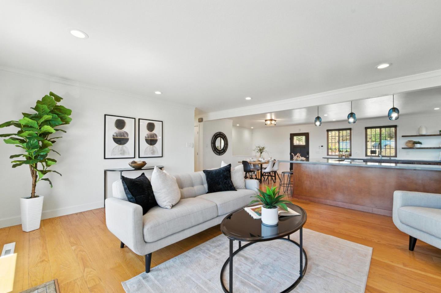 Detail Gallery Image 8 of 36 For 8730 Burr St, Oakland,  CA 94605 - 4 Beds | 3 Baths