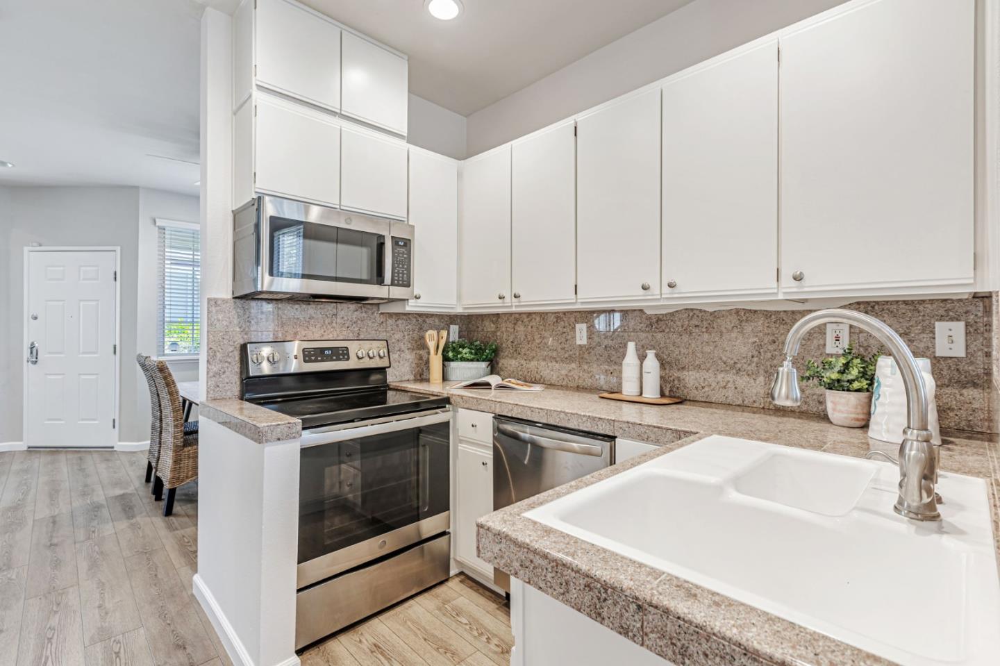 Detail Gallery Image 13 of 45 For 55 Carnegie Sq, San Jose,  CA 95116 - 3 Beds | 2/1 Baths