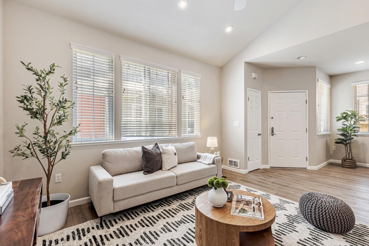 Detail Gallery Image 8 of 45 For 55 Carnegie Sq, San Jose,  CA 95116 - 3 Beds | 2/1 Baths