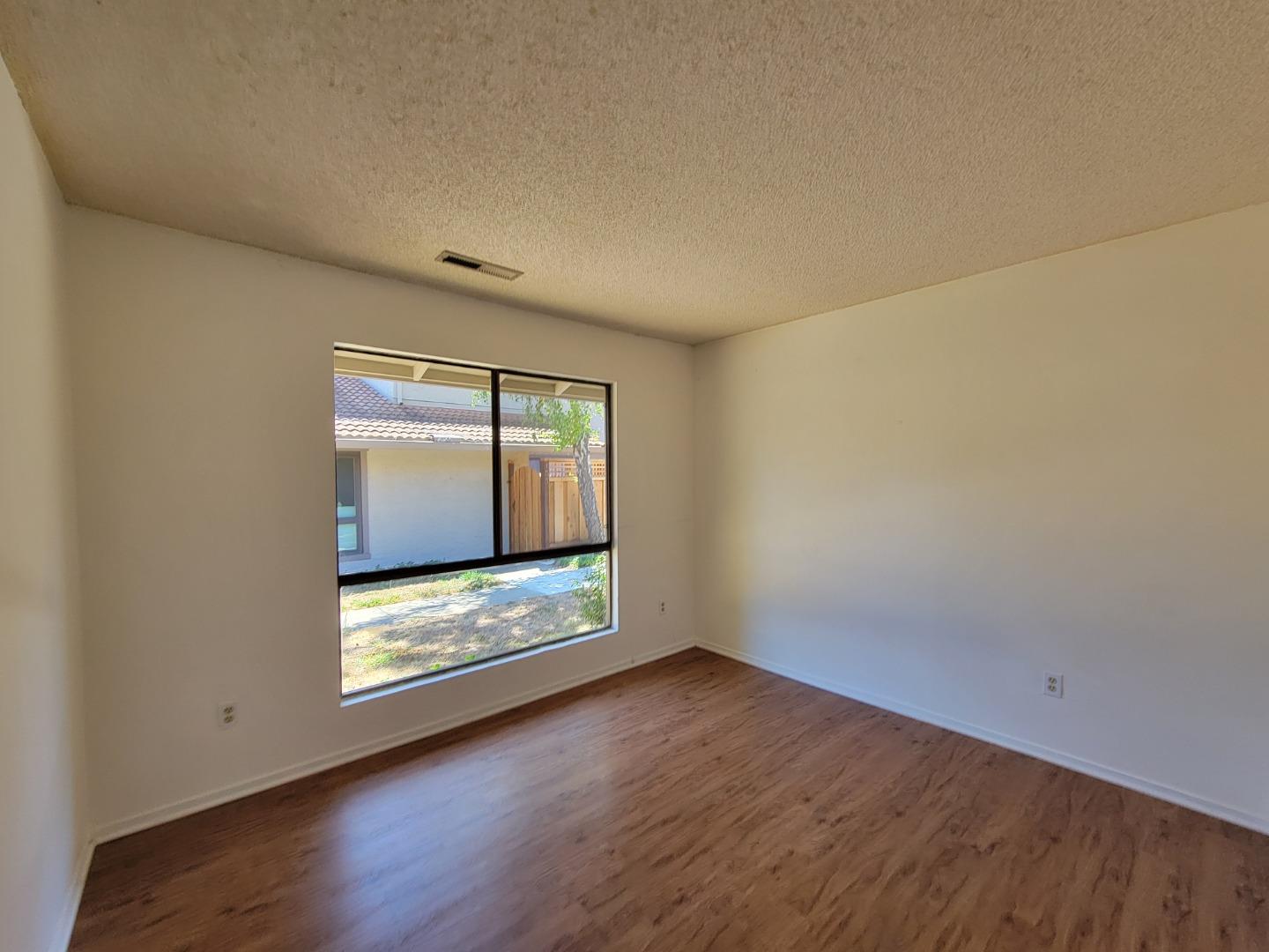 Detail Gallery Image 13 of 18 For 141 Peach Ter, Santa Cruz,  CA 95060 - 2 Beds | 1 Baths