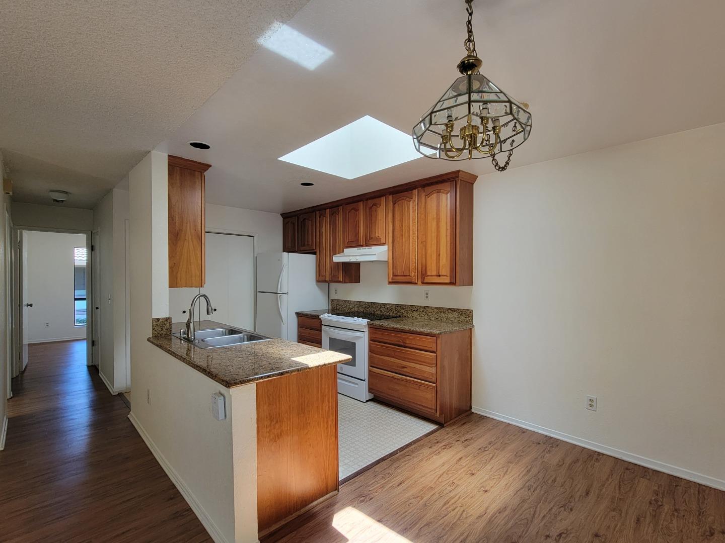 Detail Gallery Image 4 of 18 For 141 Peach Ter, Santa Cruz,  CA 95060 - 2 Beds | 1 Baths